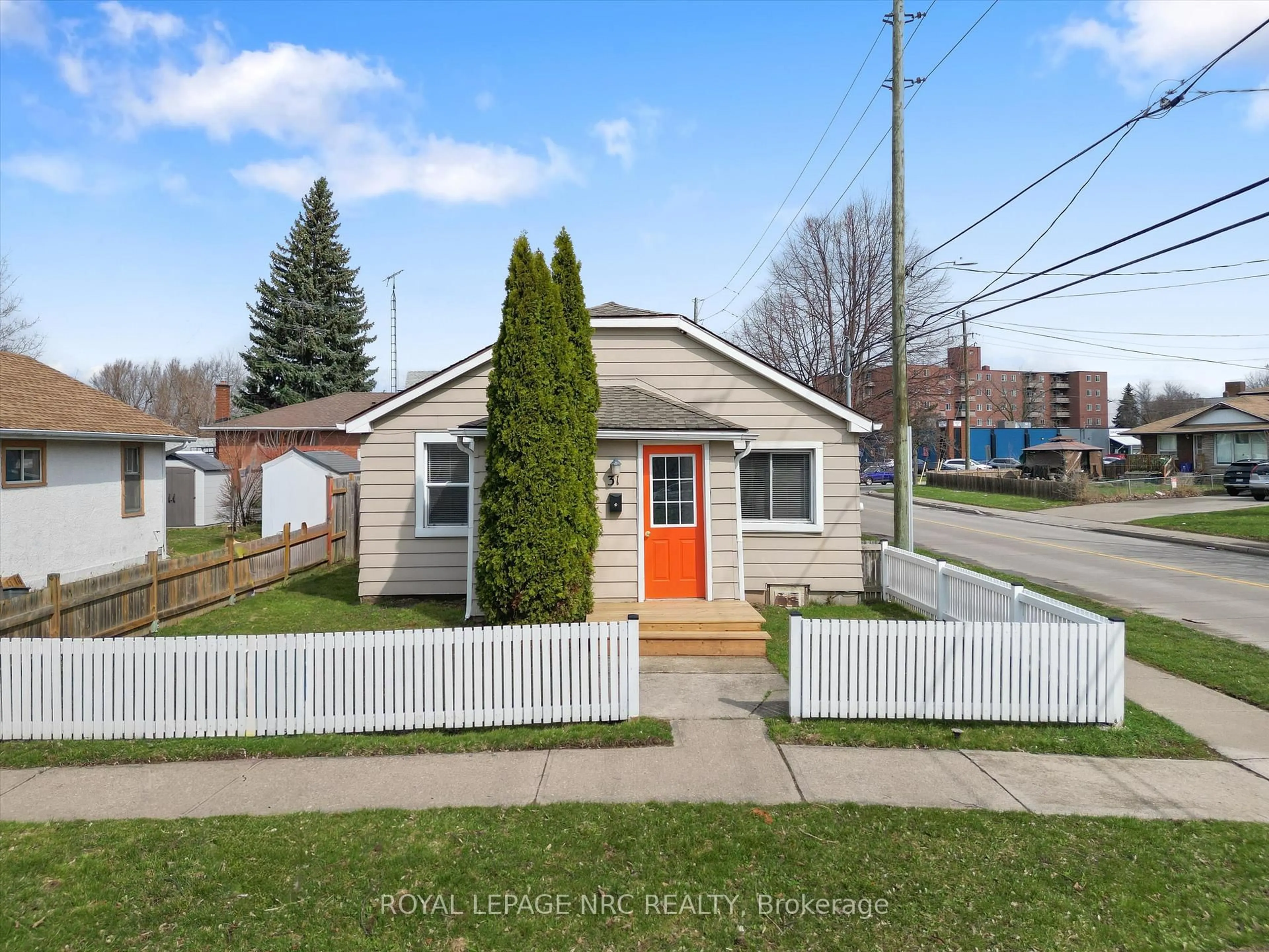 A pic from outside/outdoor area/front of a property/back of a property/a pic from drone, street for 31 Prospect Ave, St. Catharines Ontario L2M 5K2