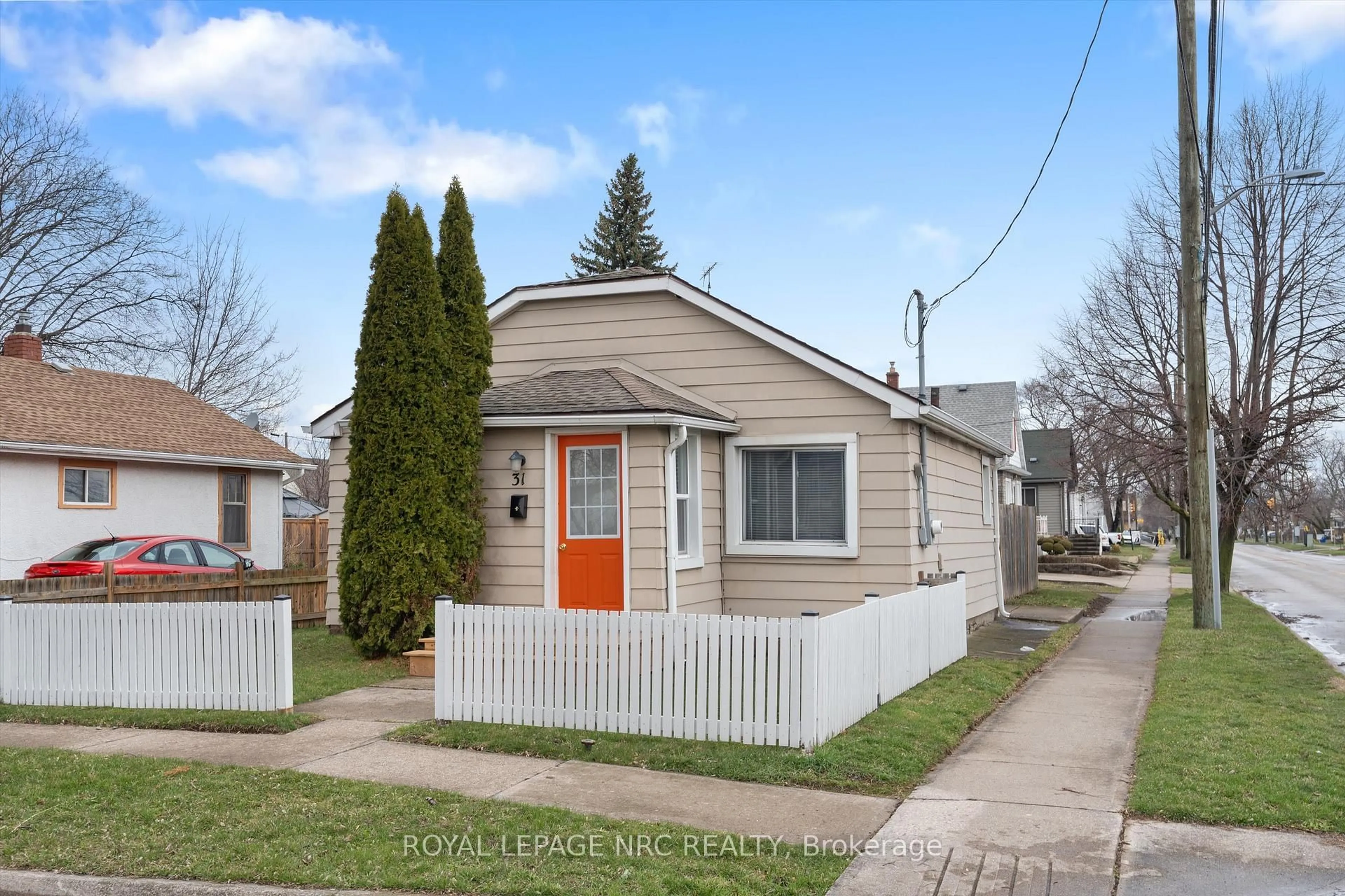 Home with vinyl exterior material, street for 31 Prospect Ave, St. Catharines Ontario L2M 5K2