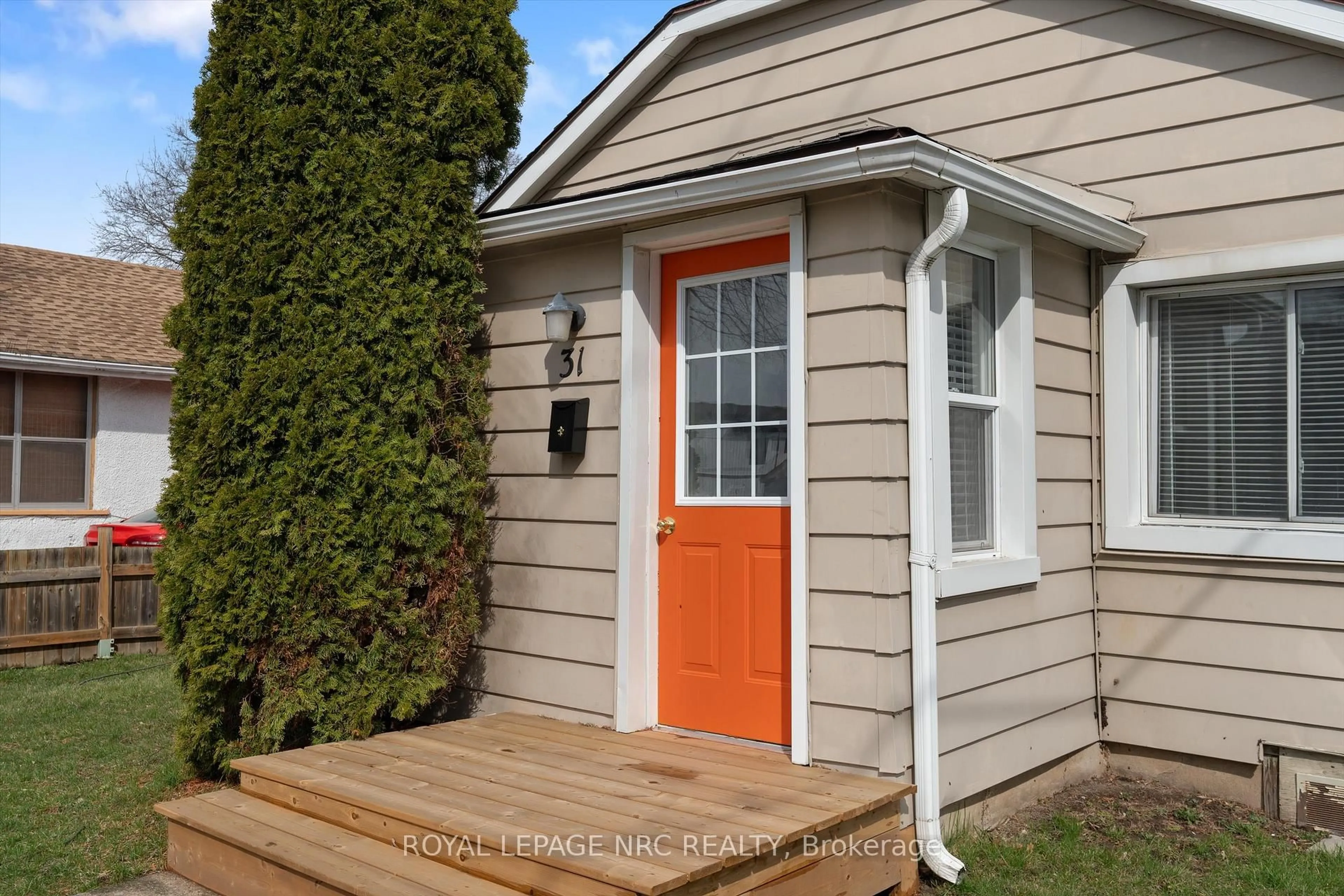 Home with vinyl exterior material, street for 31 Prospect Ave, St. Catharines Ontario L2M 5K2