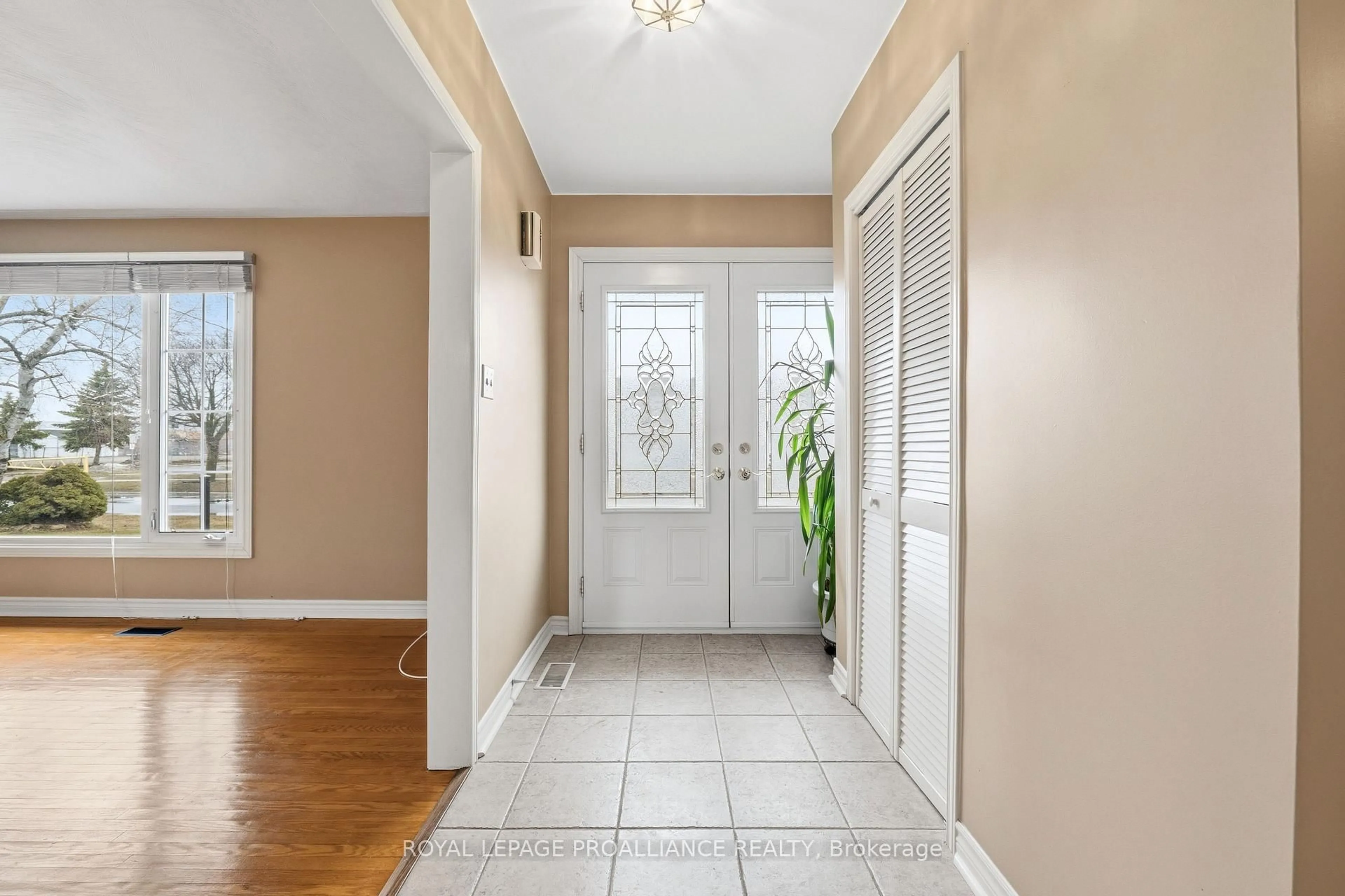 Indoor entryway for 35 King George Sq, Belleville Ontario K8P 2A7