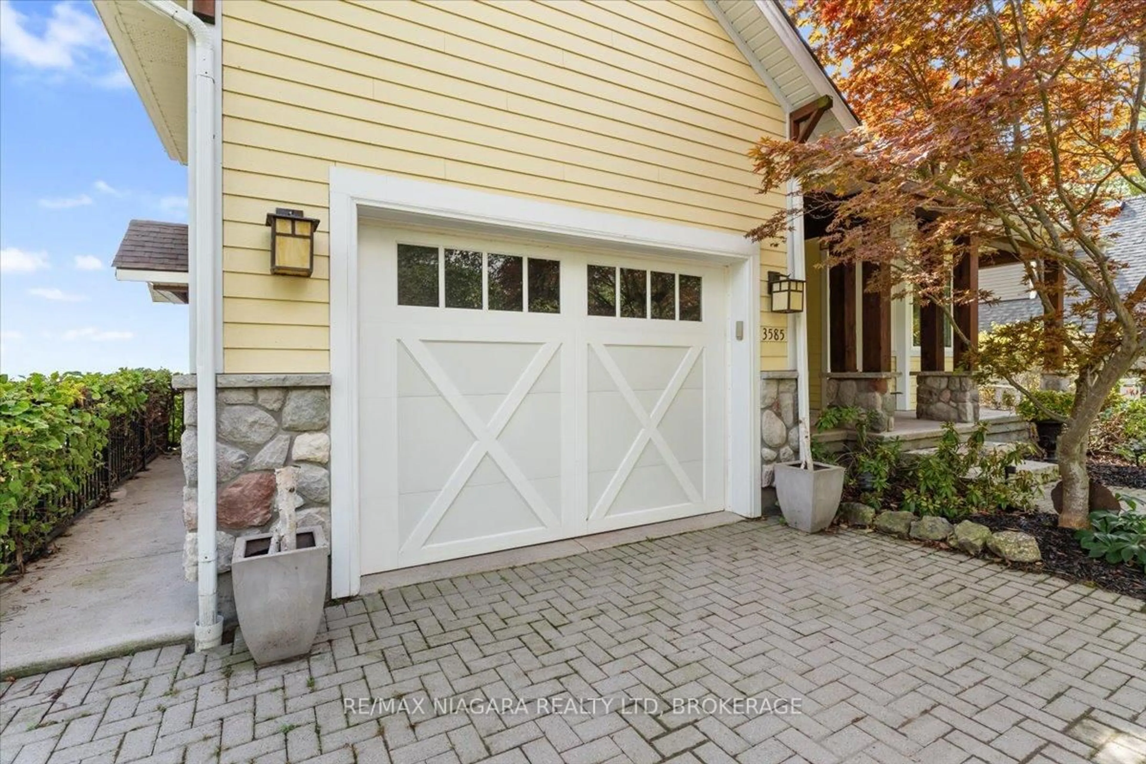 Indoor garage for 3585 Yacht Harbour Rd, Fort Erie Ontario L0S 1N0