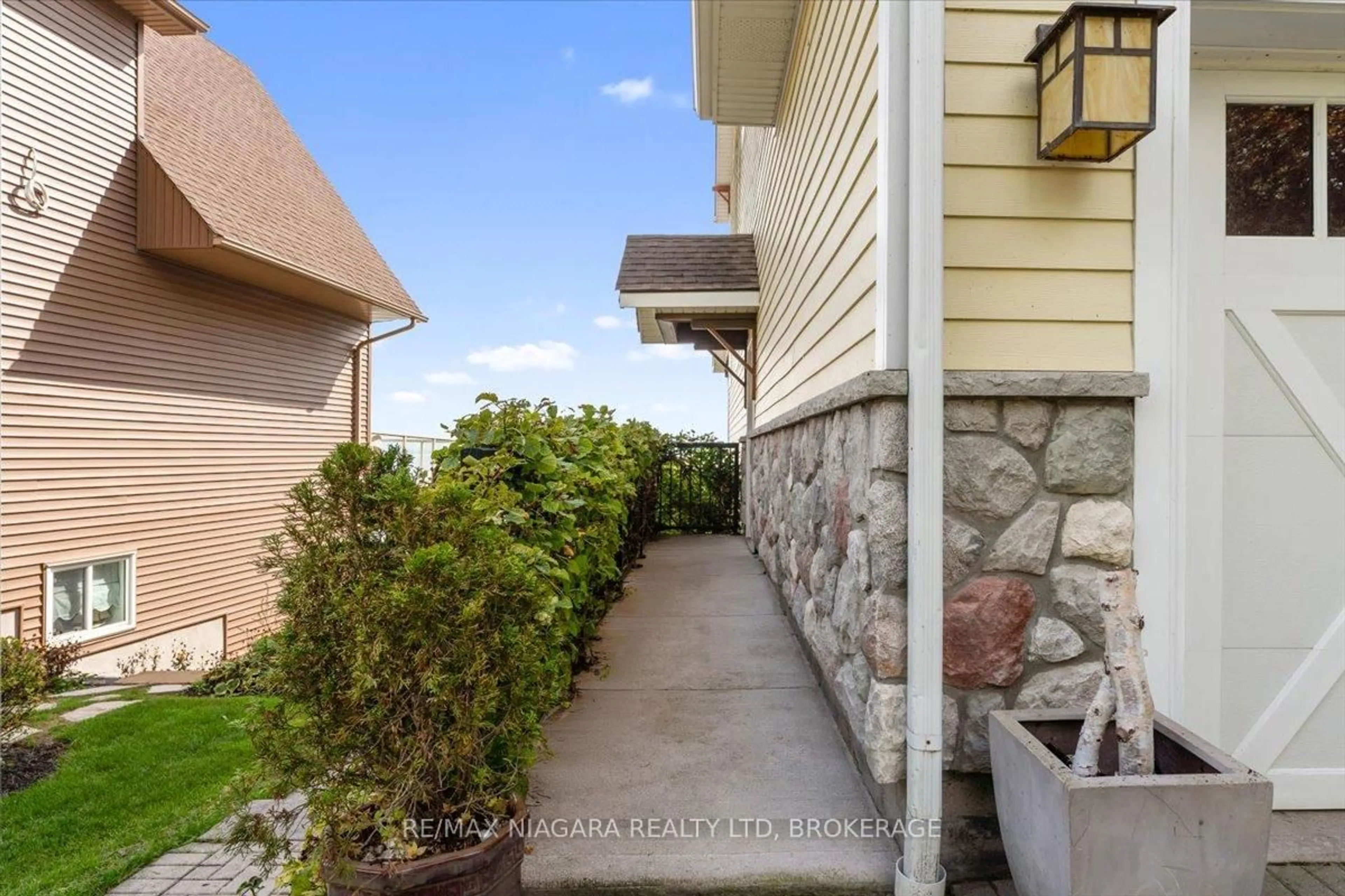 Patio, street for 3585 Yacht Harbour Rd, Fort Erie Ontario L0S 1N0