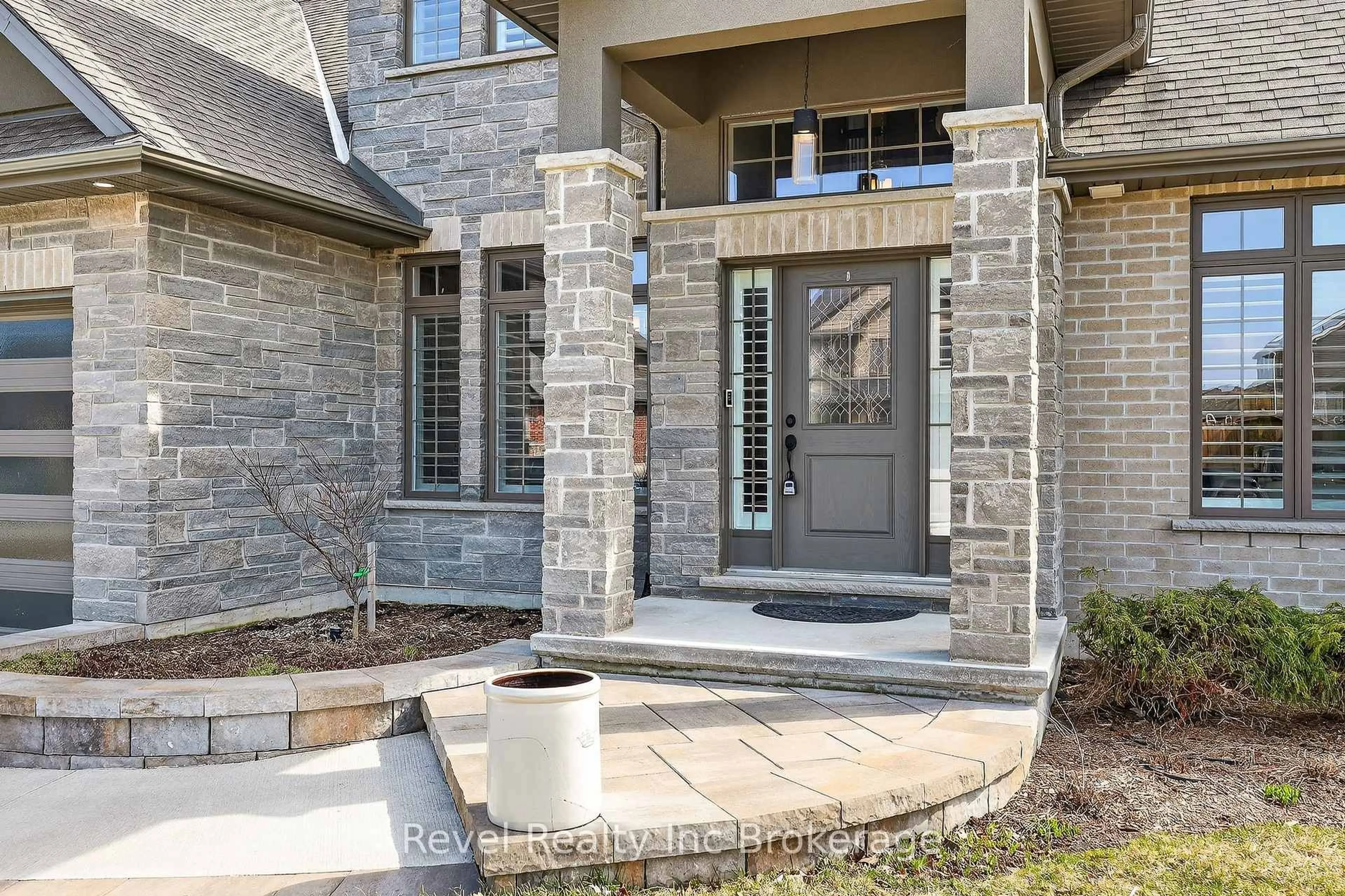 Home with brick exterior material, street for 82 Graydon Dr, South-West Oxford Ontario N0J 1N0