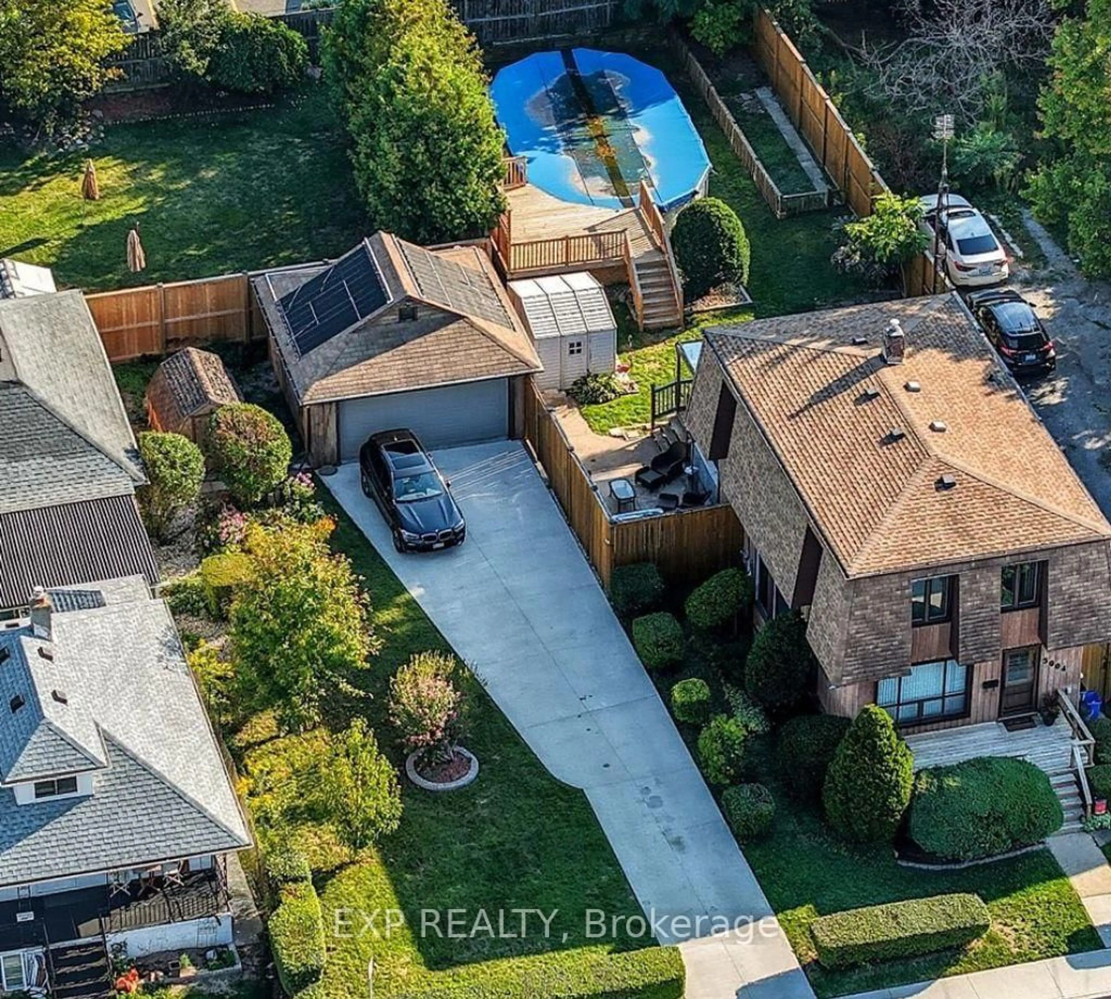 A pic from outside/outdoor area/front of a property/back of a property/a pic from drone, street for 5904 Prospect St, Niagara Falls Ontario L2G 1G8