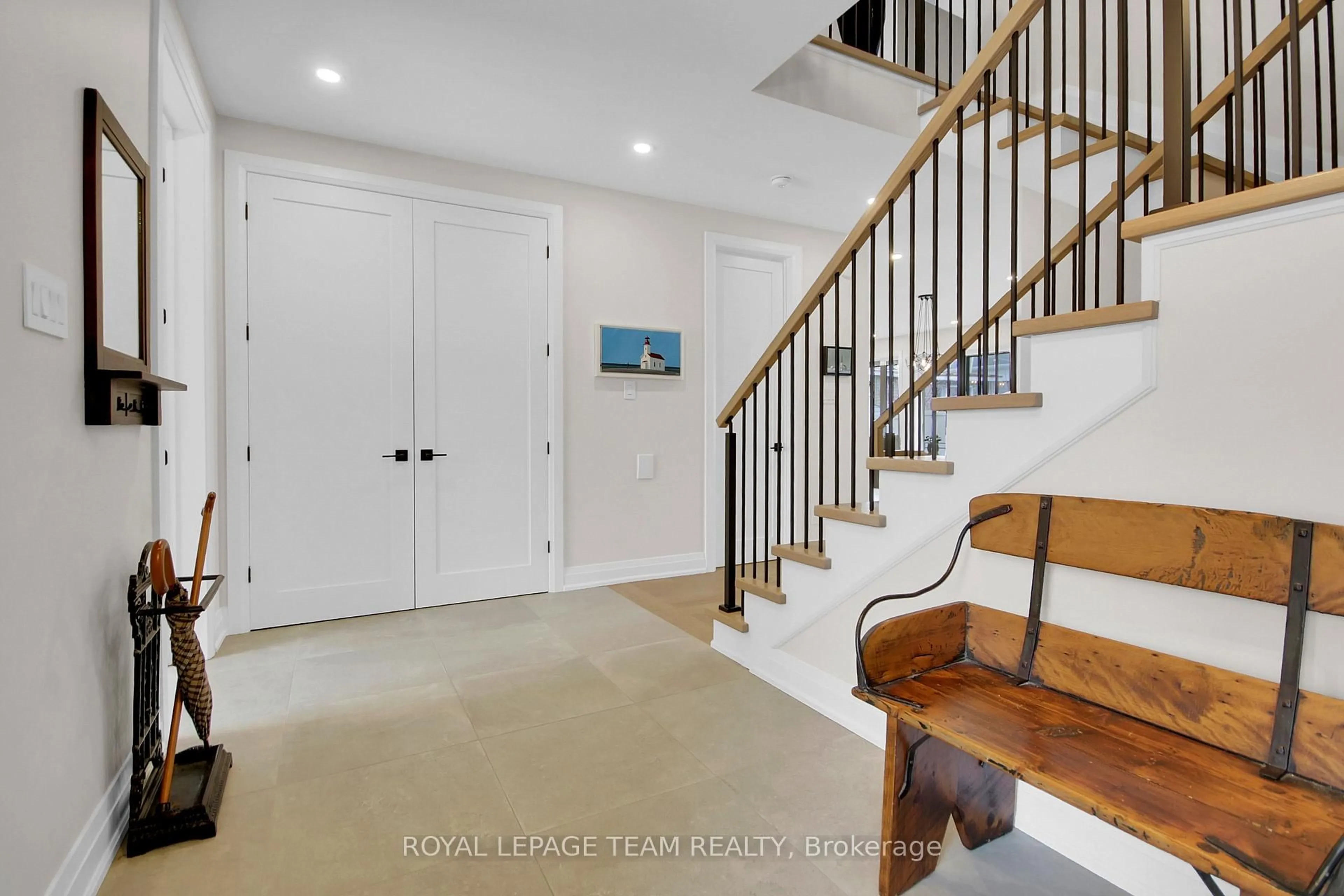 Indoor entryway for 62 Rossland Ave, Ottawa Ontario K2G 2K6