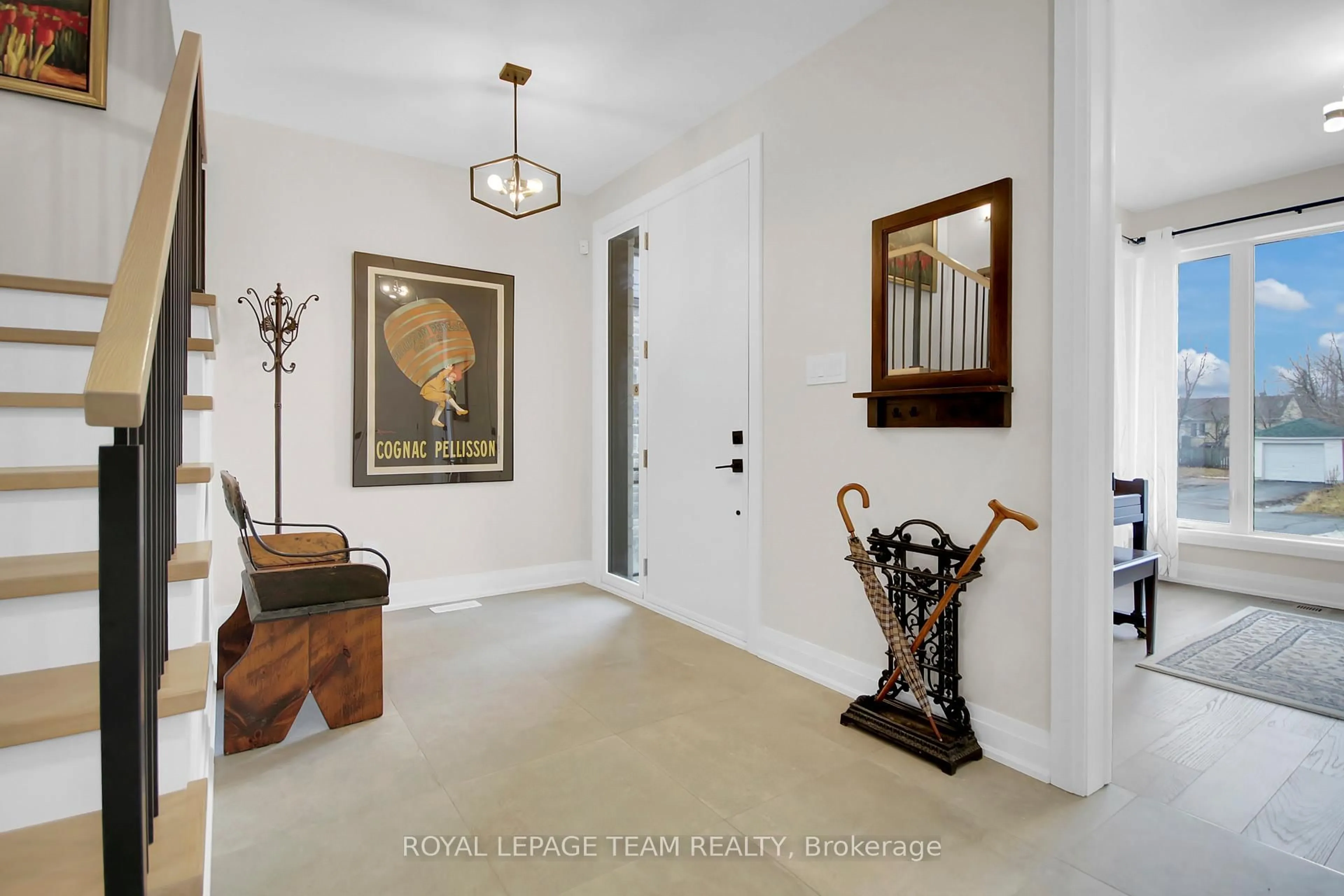 Indoor entryway for 62 Rossland Ave, Ottawa Ontario K2G 2K6