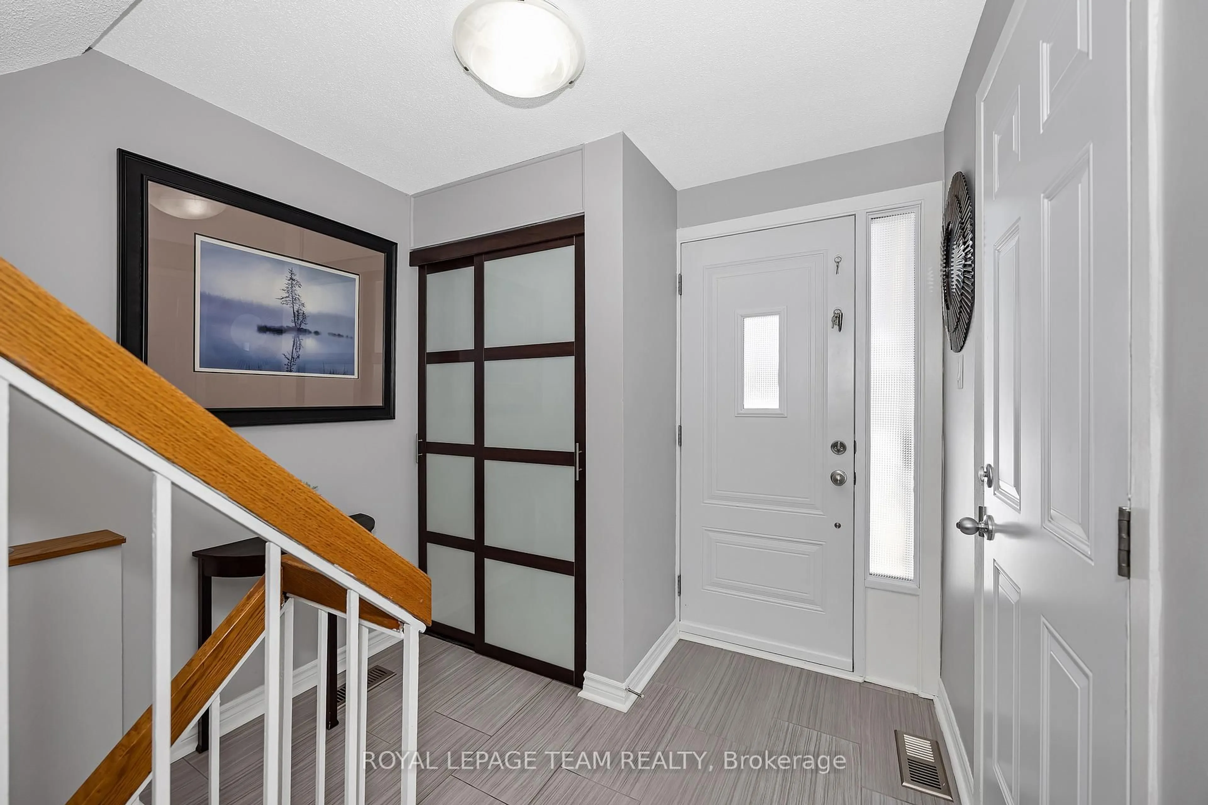 Indoor entryway for 18 Benlea Dr #C, Ottawa Ontario K2G 4A8