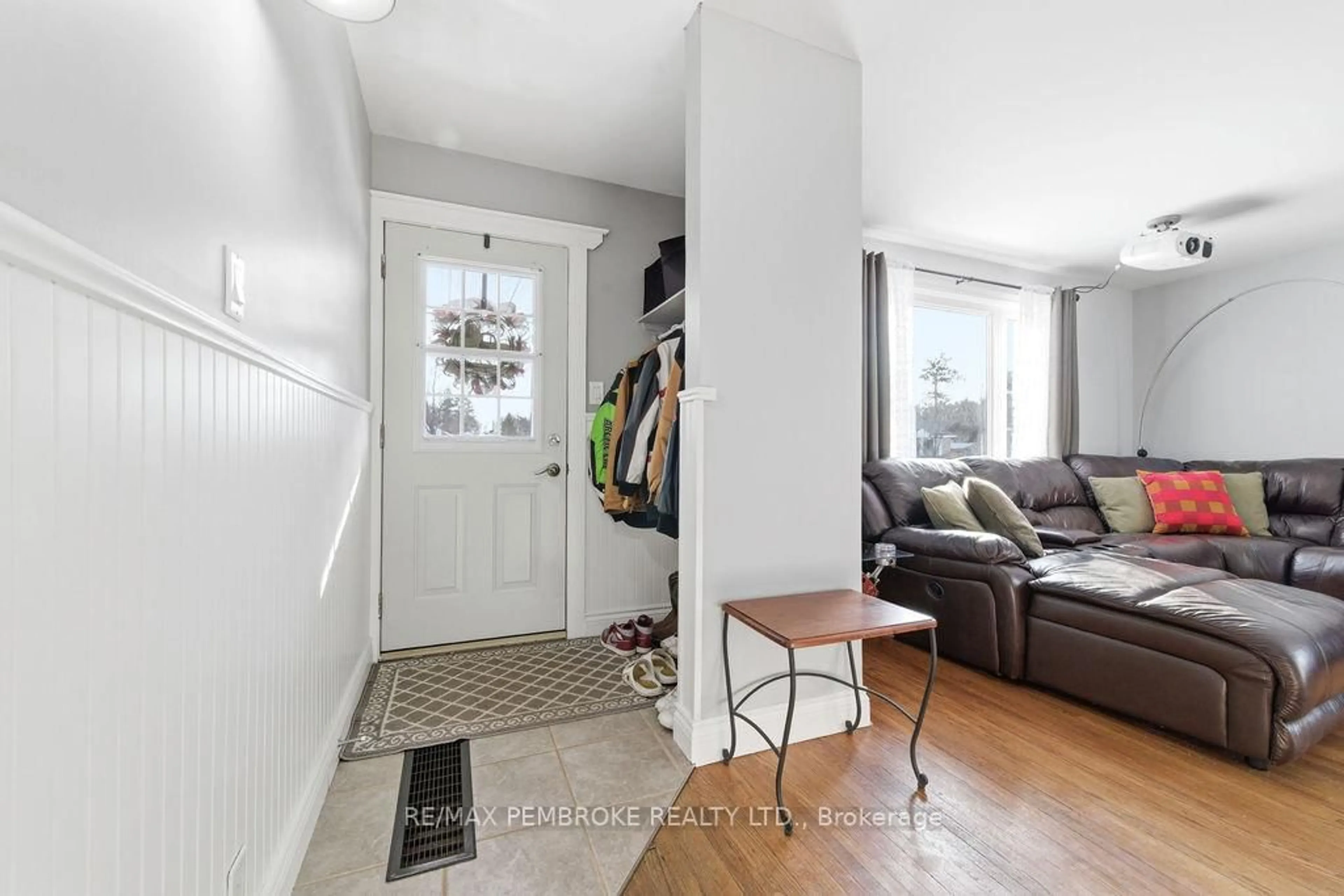 Indoor entryway for 2 Oelke St, Petawawa Ontario K8H 1Z7