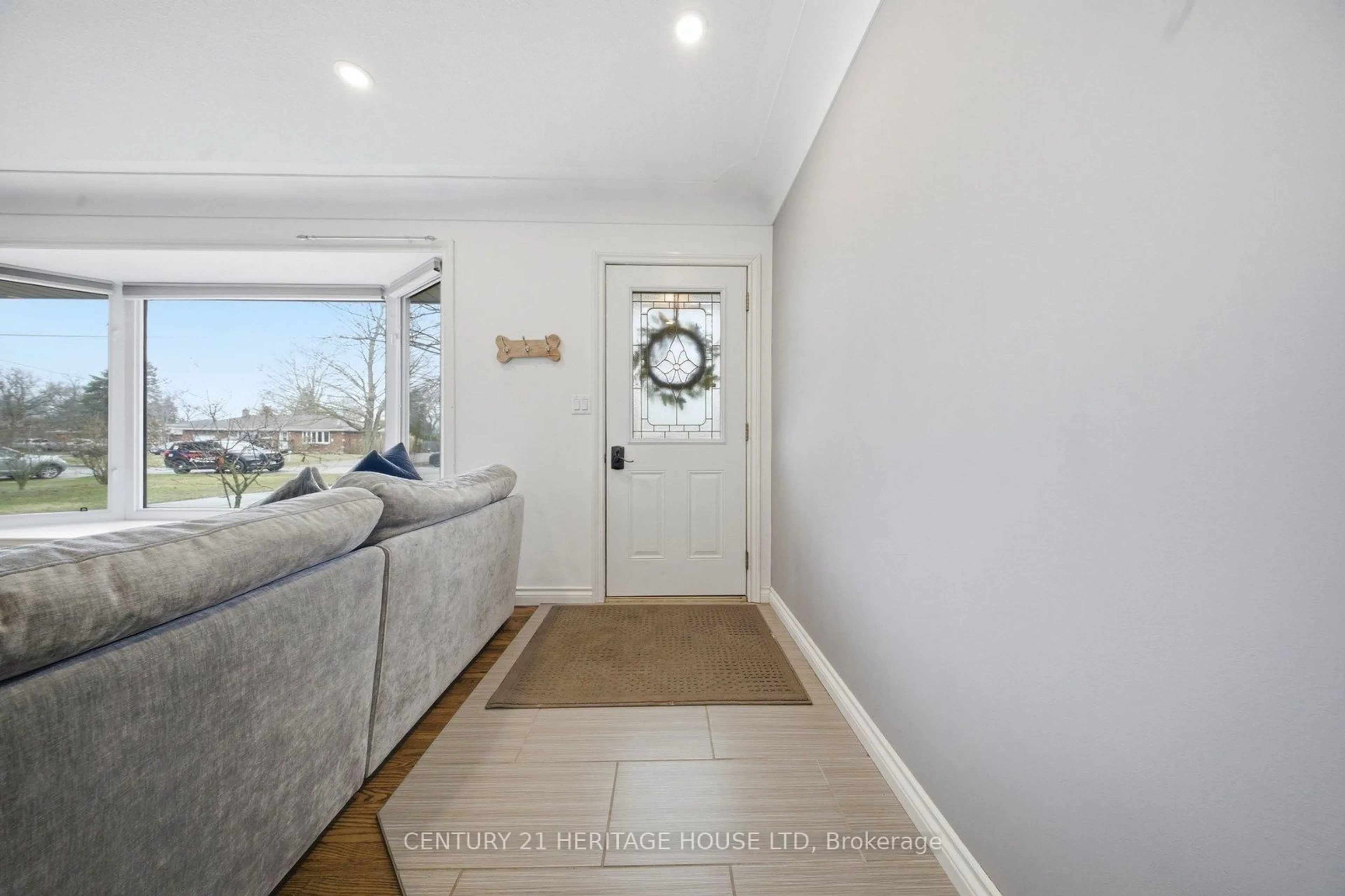 Indoor entryway for 12 Stewart Dr, Brant Ontario N0E 1A0