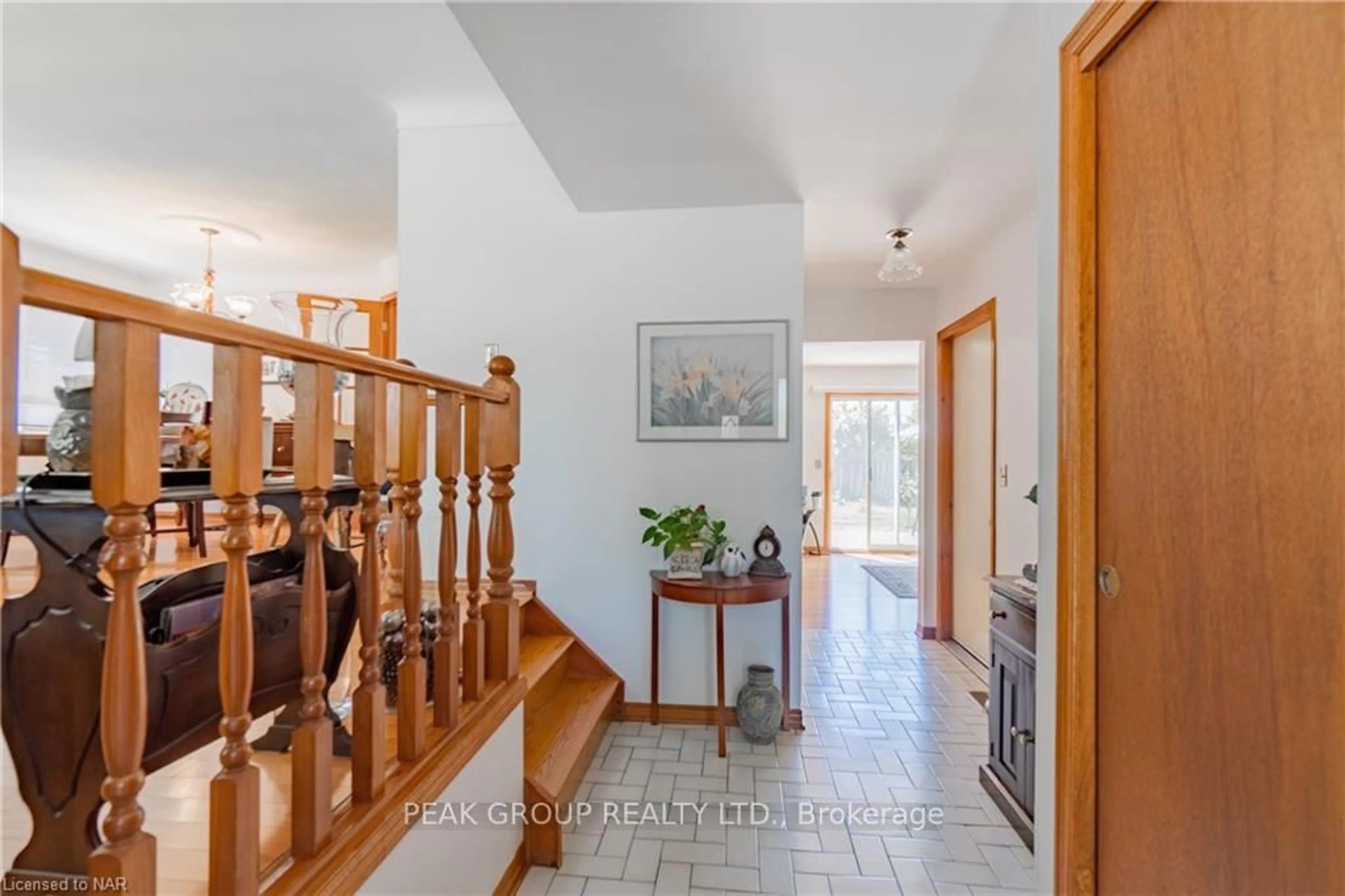 Indoor foyer for 7180 Freeman St, Niagara Falls Ontario L2E 5V7