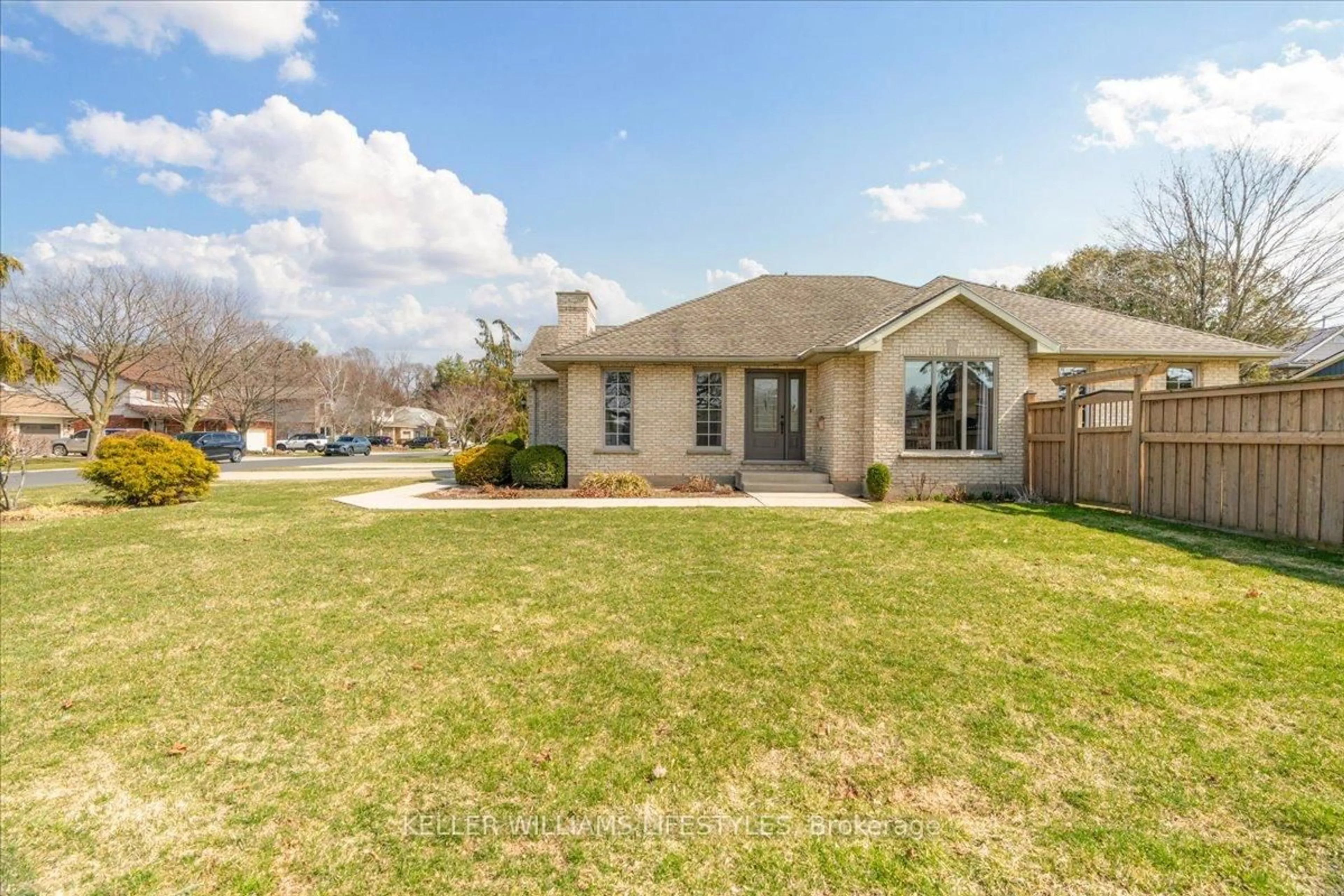 A pic from outside/outdoor area/front of a property/back of a property/a pic from drone, street for 20 Treadwell St, Aylmer Ontario N5H 3B5