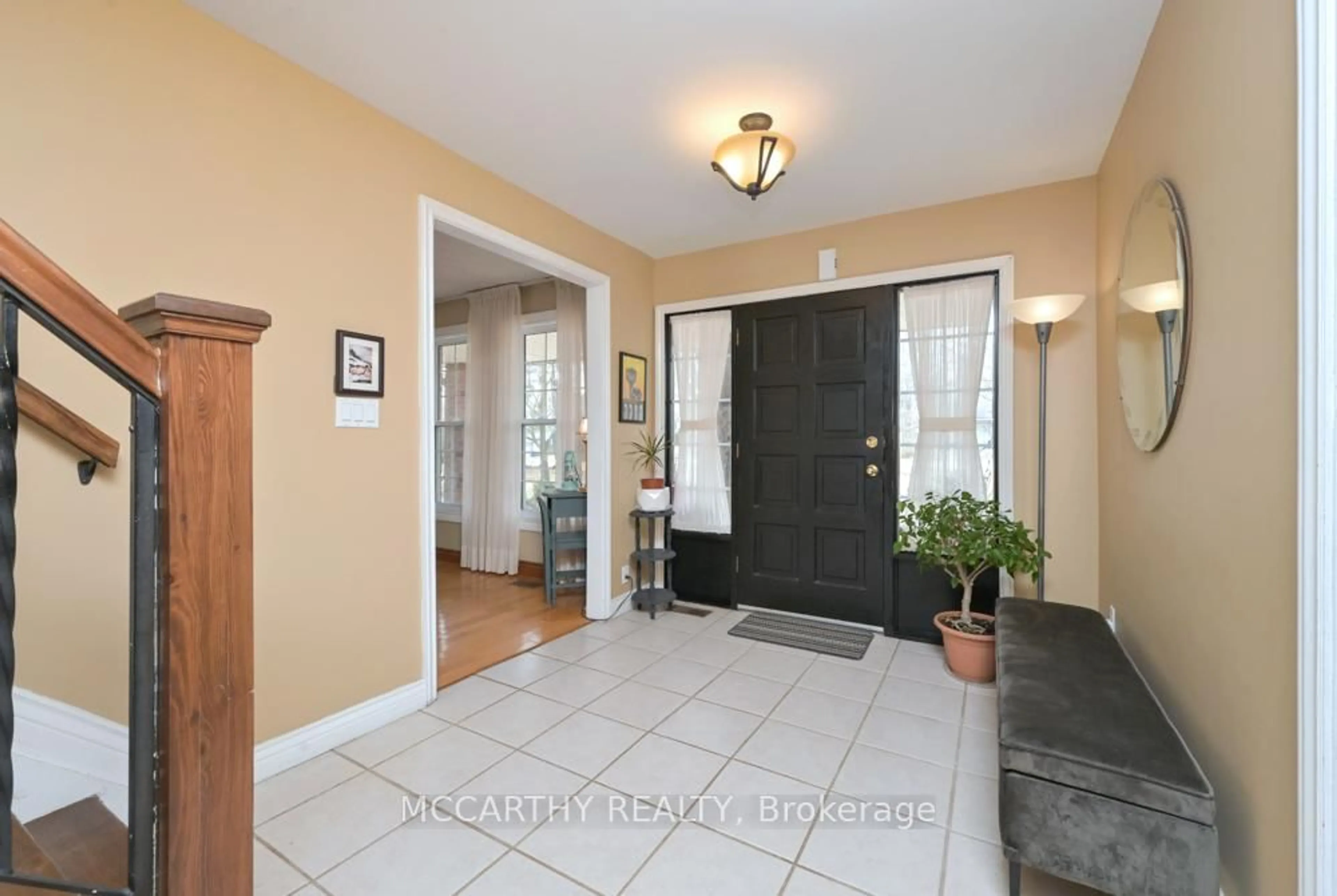 Indoor entryway for 11 Lynda Ave, Mono Ontario L9W 1Z4