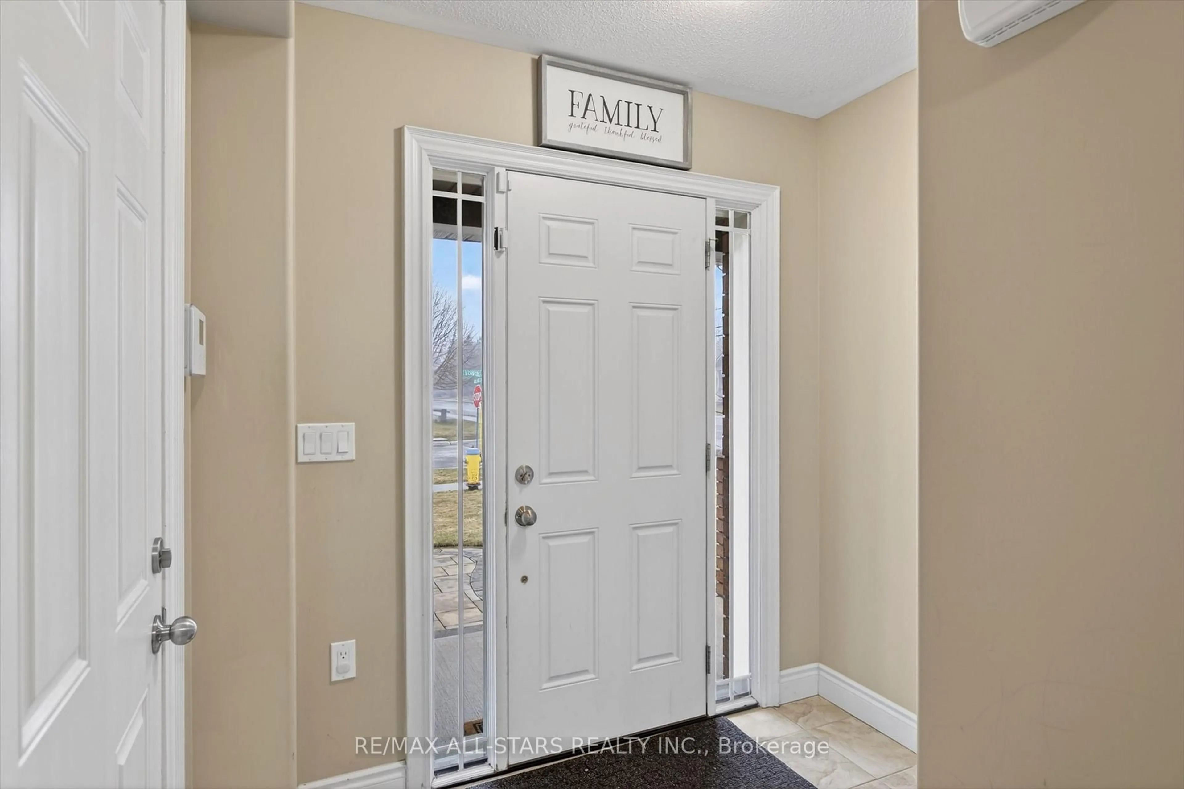 Indoor entryway for 2 Lisbeth Cres, Kawartha Lakes Ontario K9V 0C9