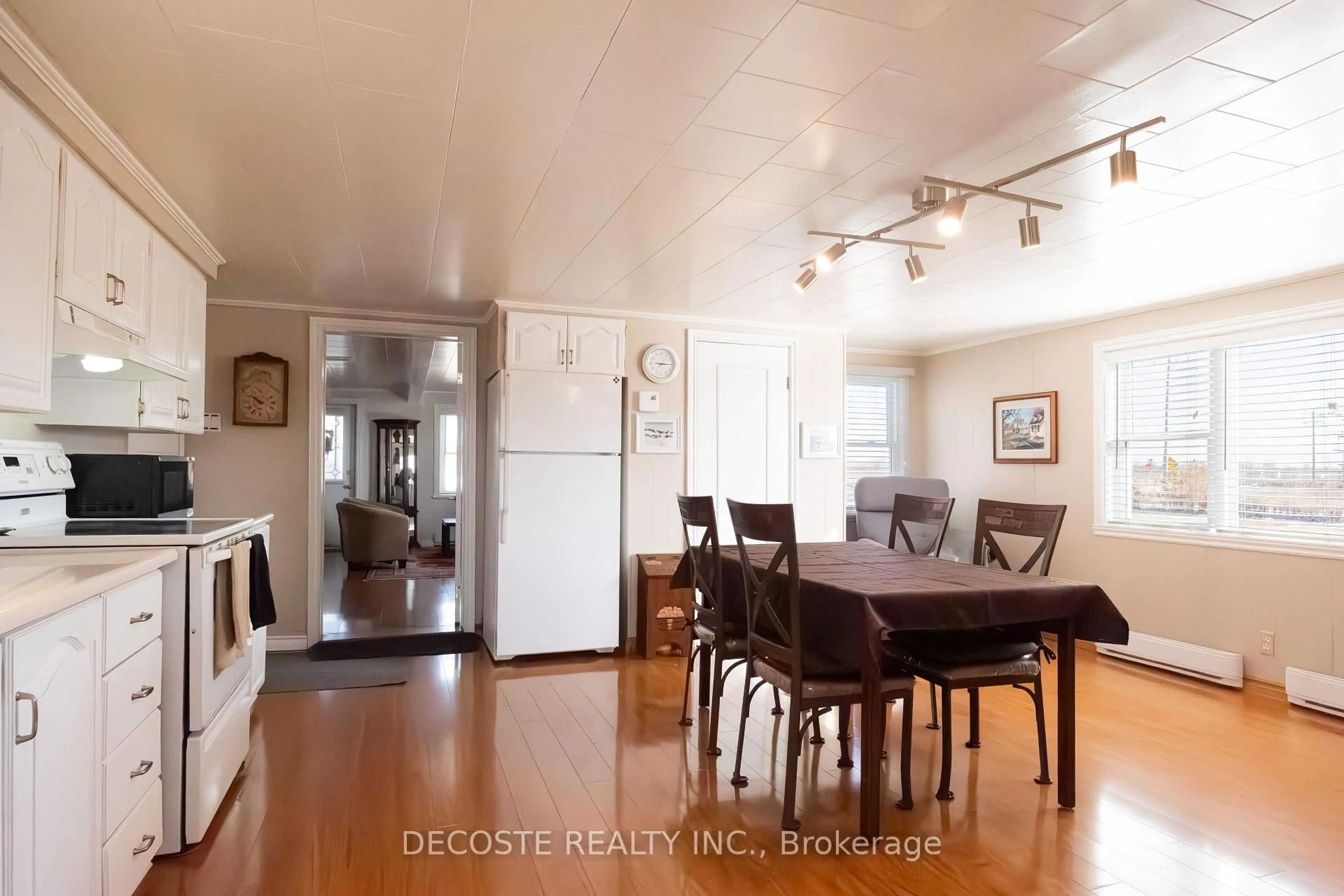 Dining room, wood/laminate floor for 21930 Menard Rd, North Glengarry Ontario K0B 1H0