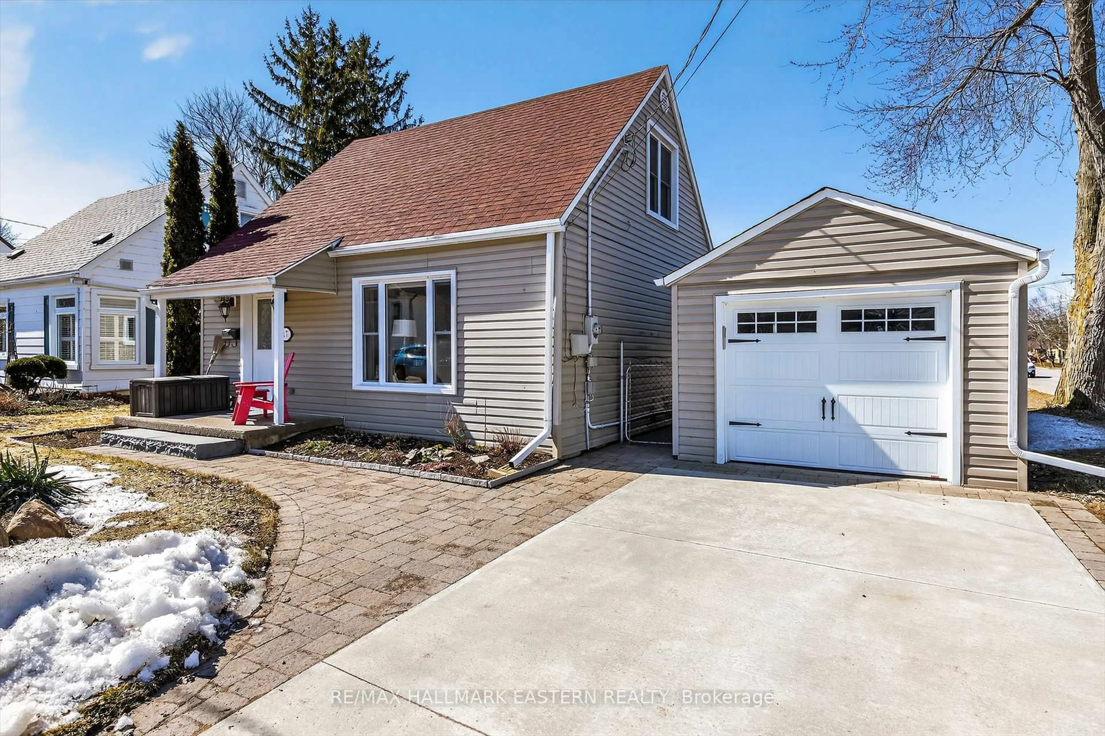 Home with vinyl exterior material, street for 17 Margaret Ave, Kawartha Lakes Ontario K9V 4E4