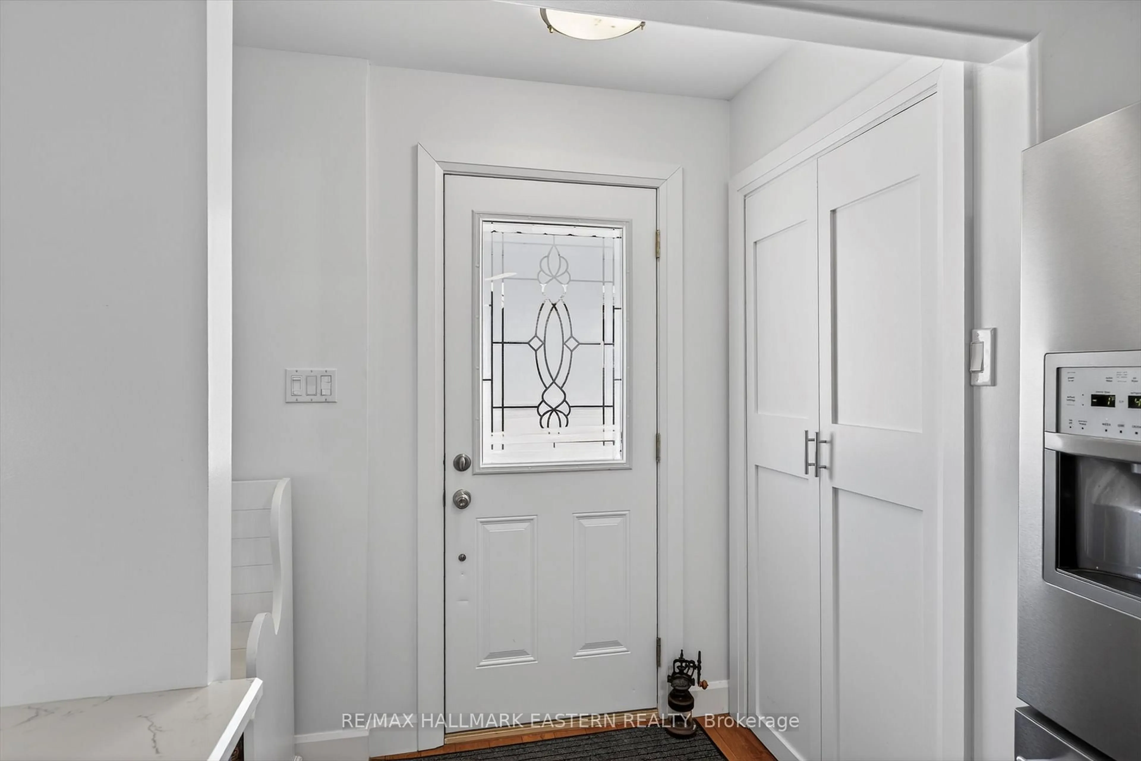 Indoor entryway for 17 Margaret Ave, Kawartha Lakes Ontario K9V 4E4