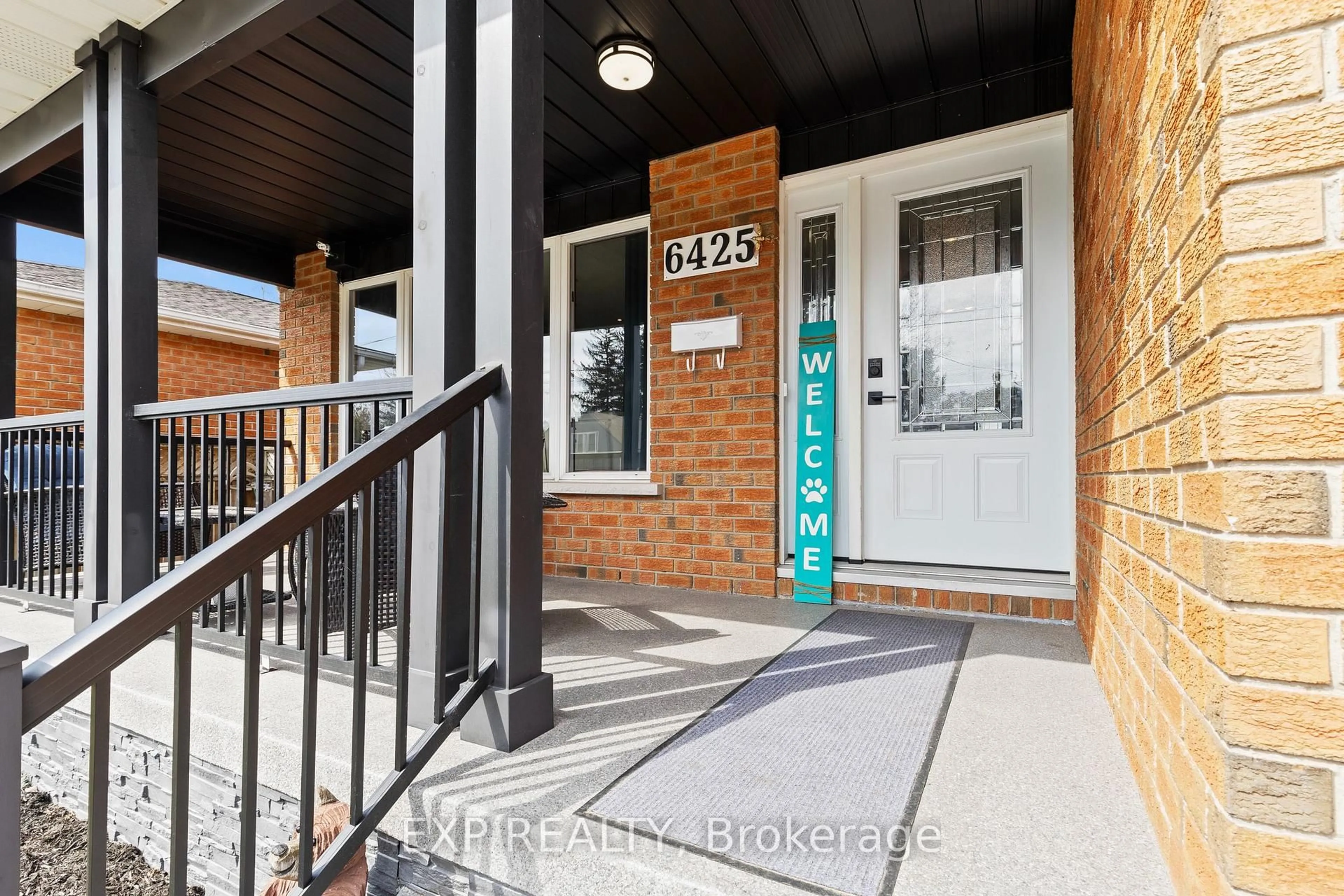 Indoor entryway for 6425 Murray St, Niagara Falls Ontario L2G 2K8