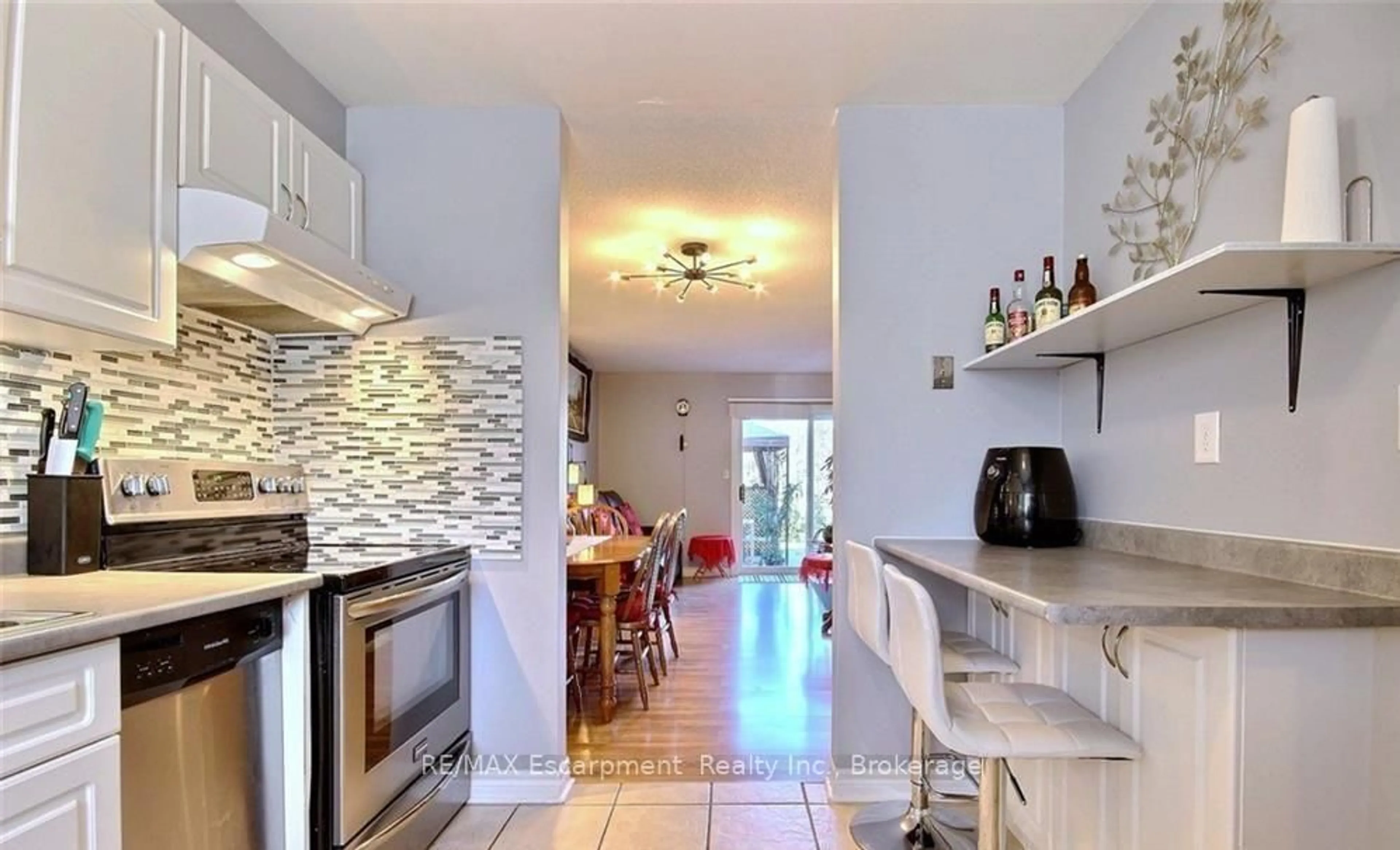 Open concept kitchen, ceramic/tile floor for 38 Elma St #6, St. Catharines Ontario L2N 6Z3