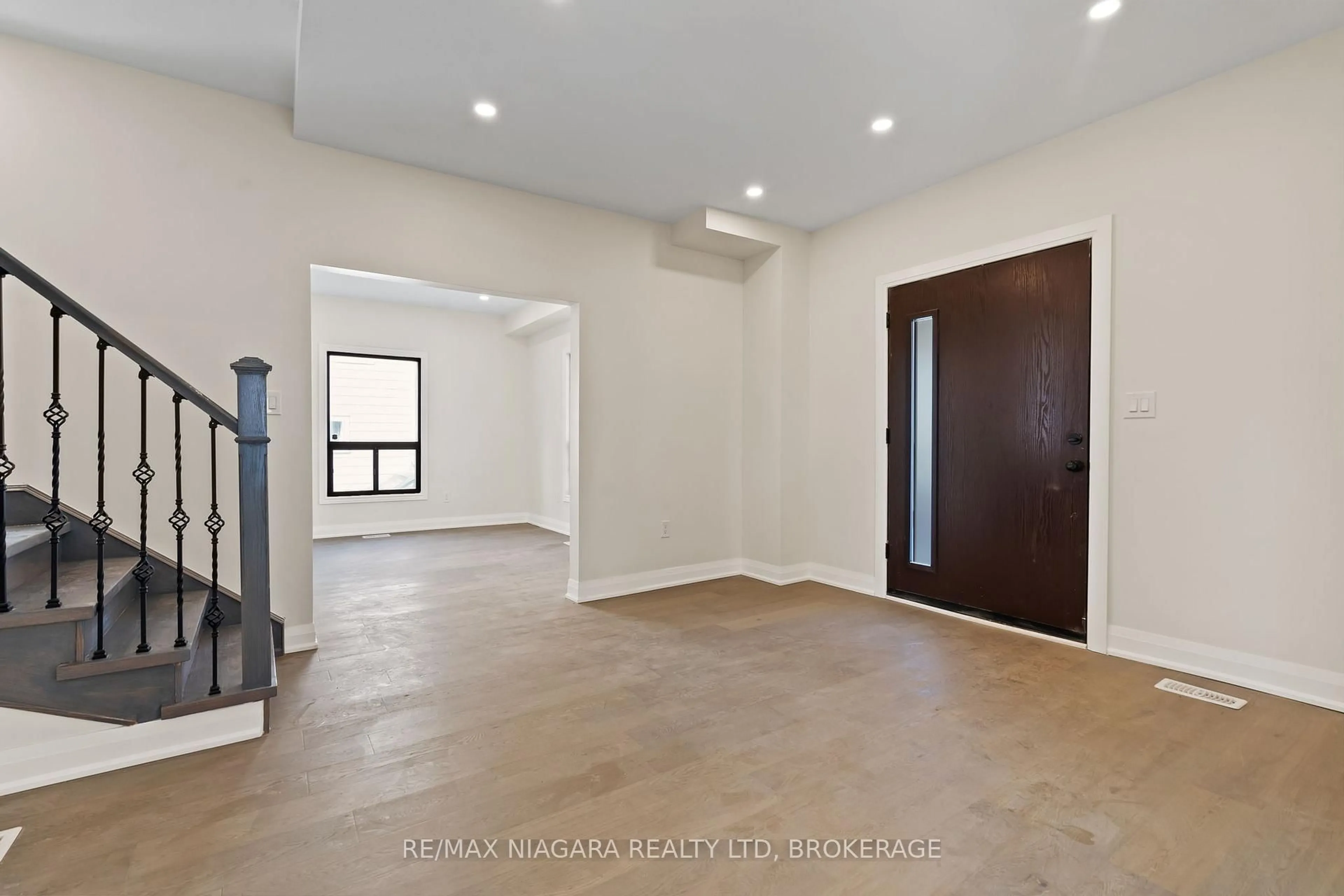 Indoor entryway for 6058 Culp St, Niagara Falls Ontario L2G 2B7