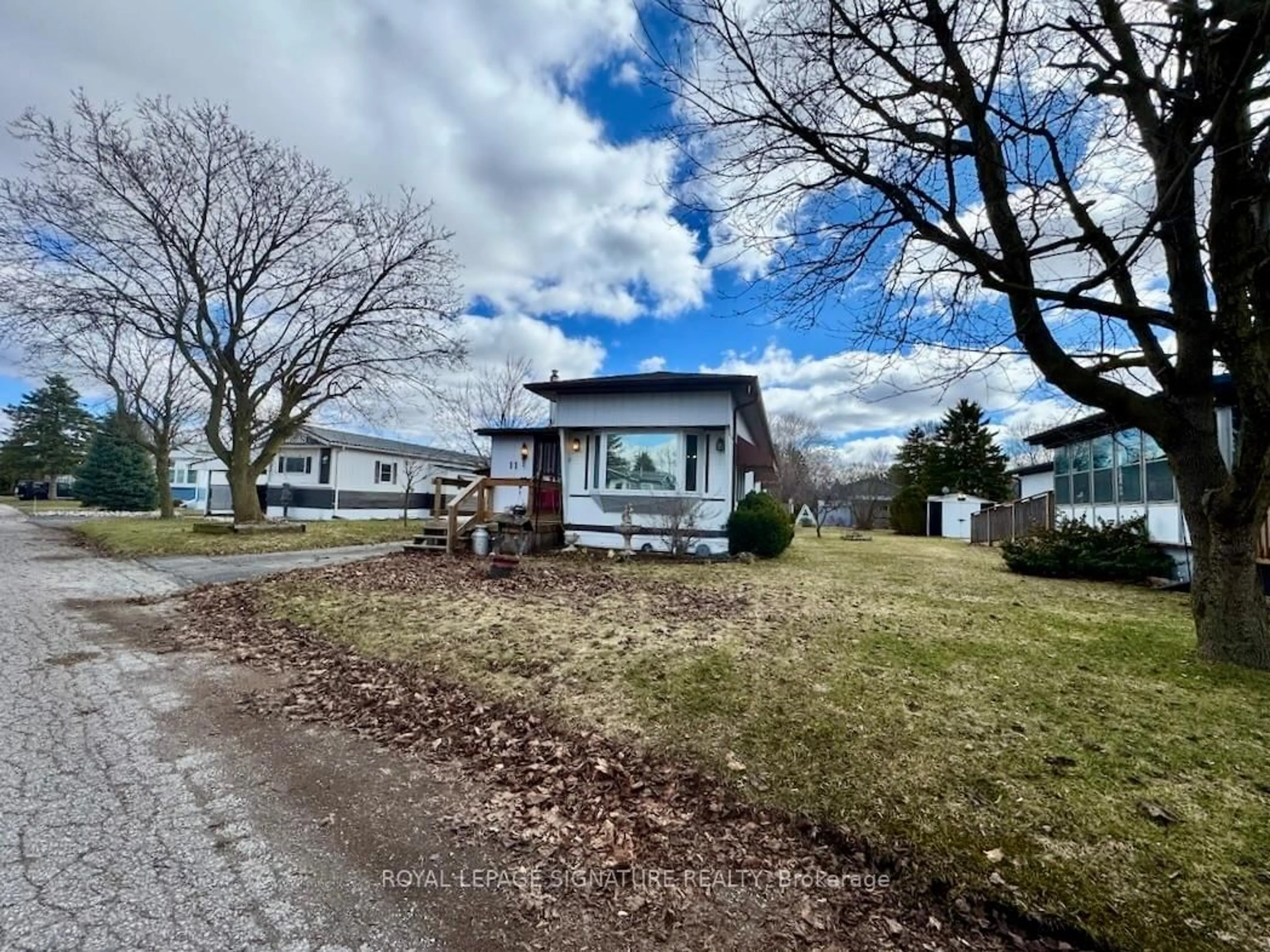 A pic from outside/outdoor area/front of a property/back of a property/a pic from drone, street for 11 4th St, Norfolk Ontario N4B 2W6