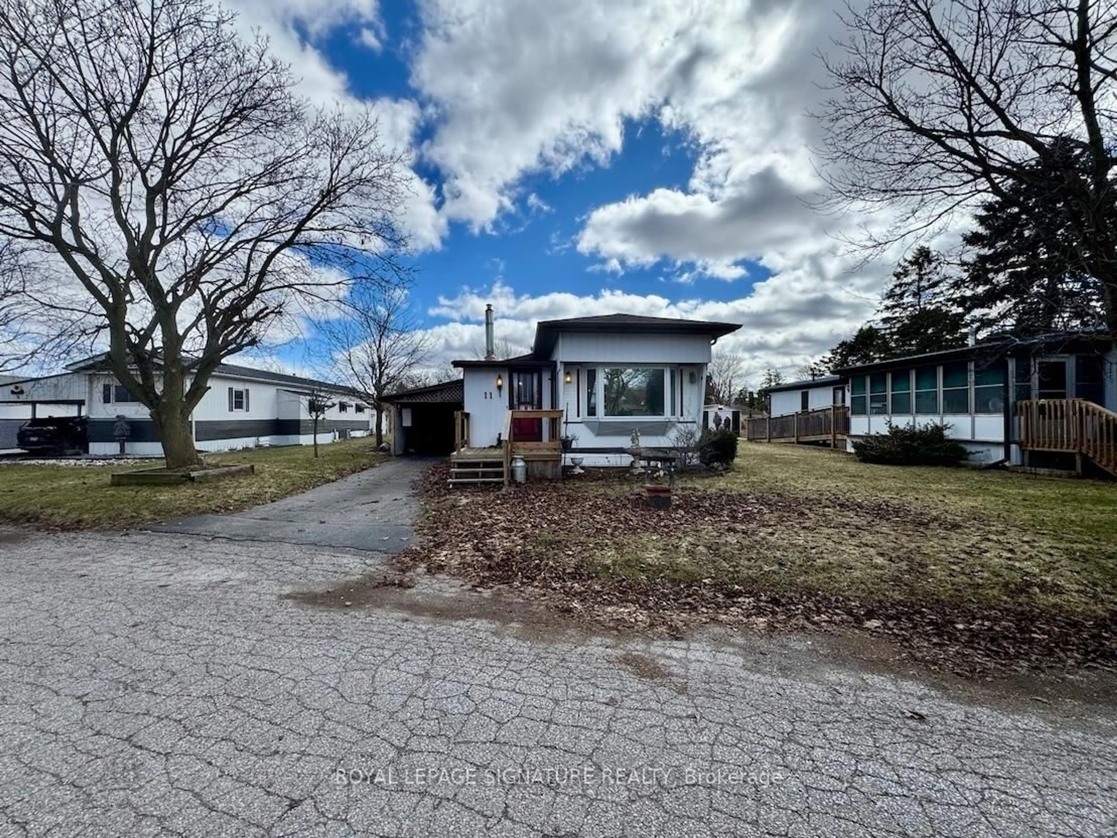 A pic from outside/outdoor area/front of a property/back of a property/a pic from drone, street for 11 4th St, Norfolk Ontario N4B 2W6