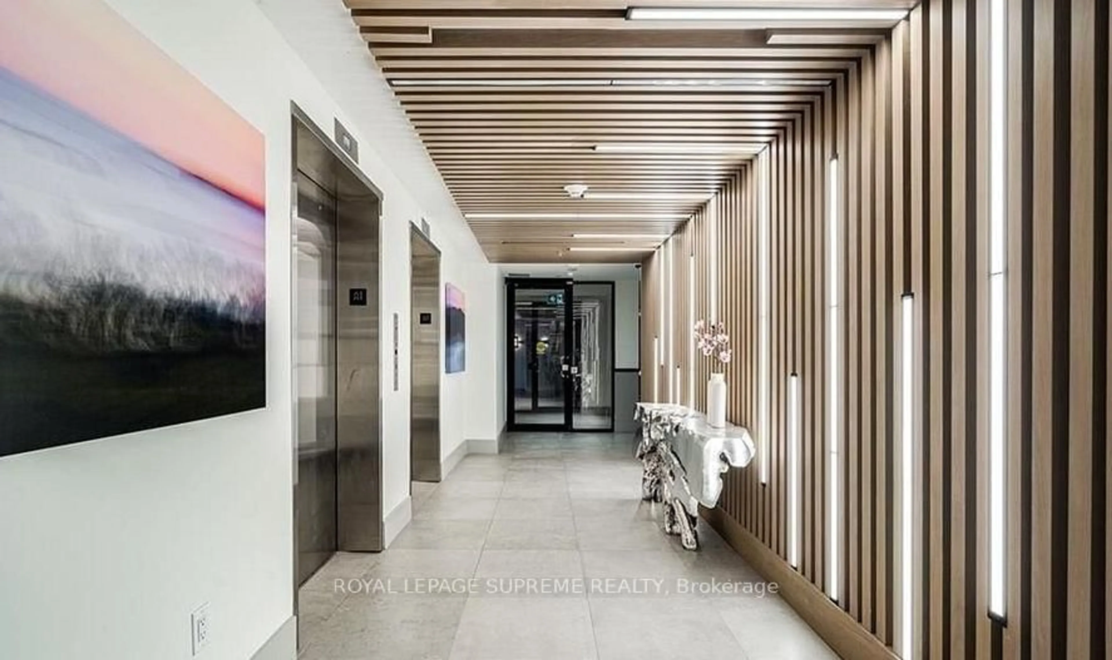 Indoor foyer for 600 NORTH SERVICE Rd #324, Hamilton Ontario L8E 5A7