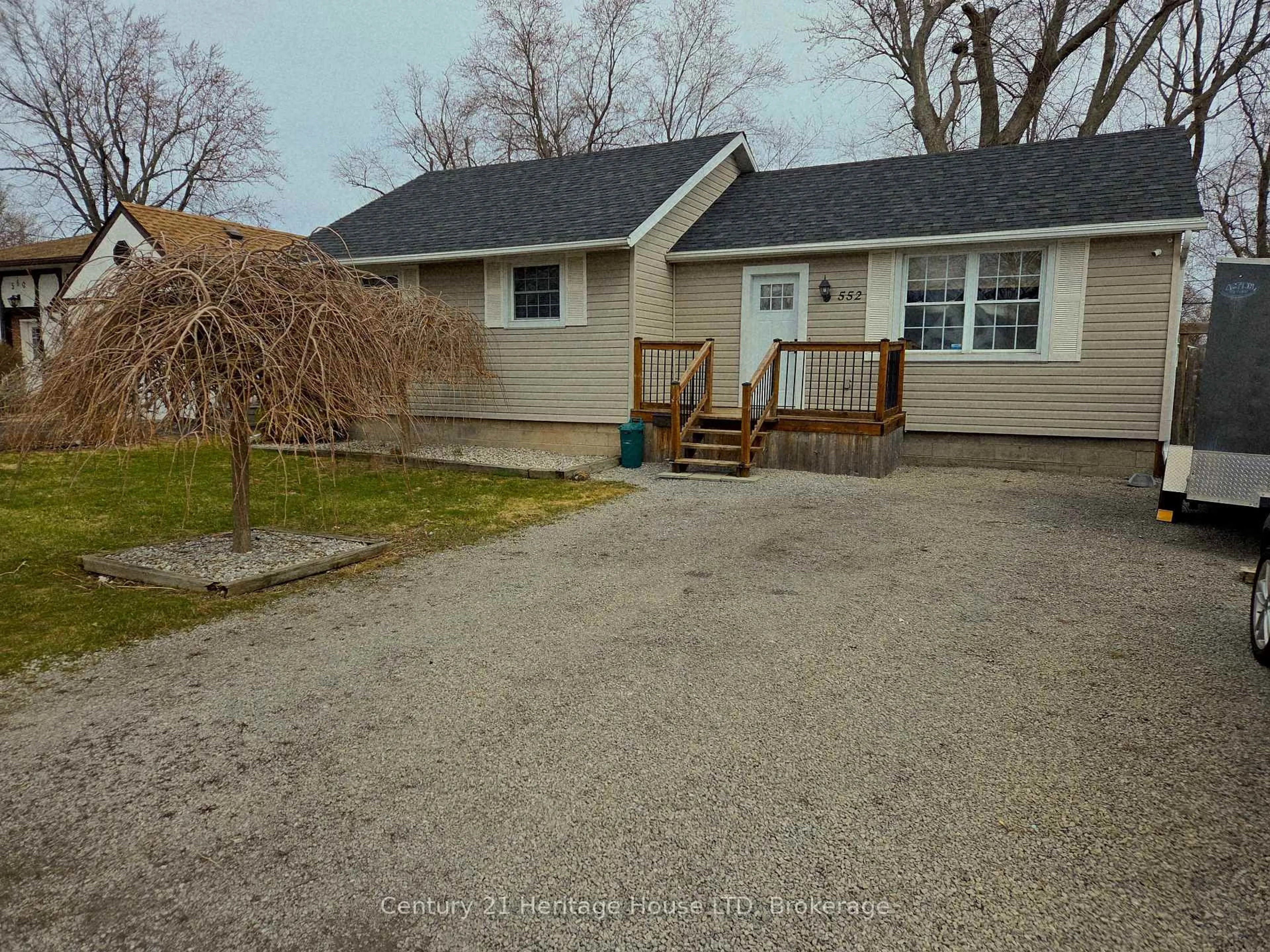 A pic from outside/outdoor area/front of a property/back of a property/a pic from drone, street for 552 Lakeview Rd, Fort Erie Ontario L2A 4W6
