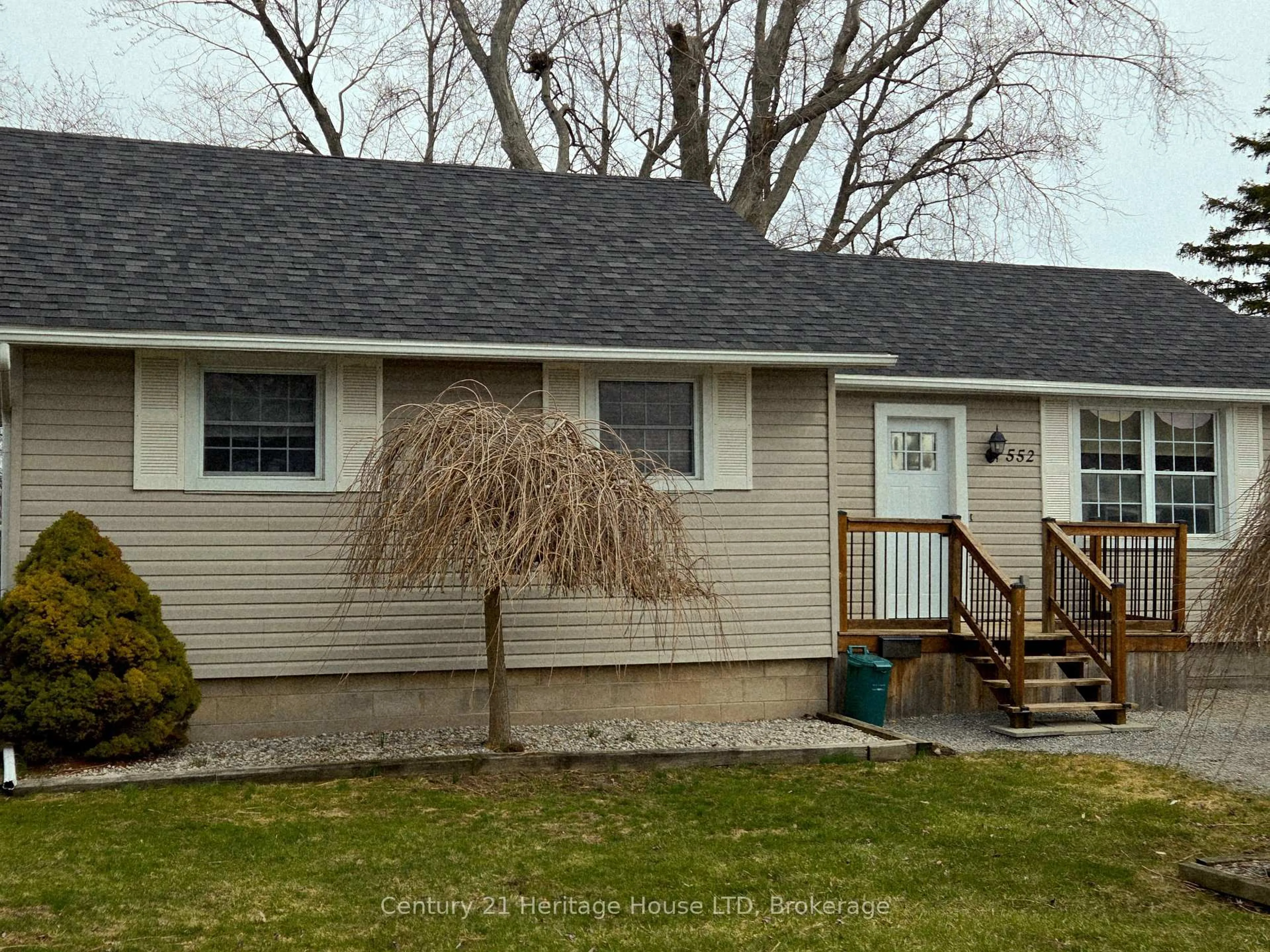 Home with vinyl exterior material, street for 552 Lakeview Rd, Fort Erie Ontario L2A 4W6