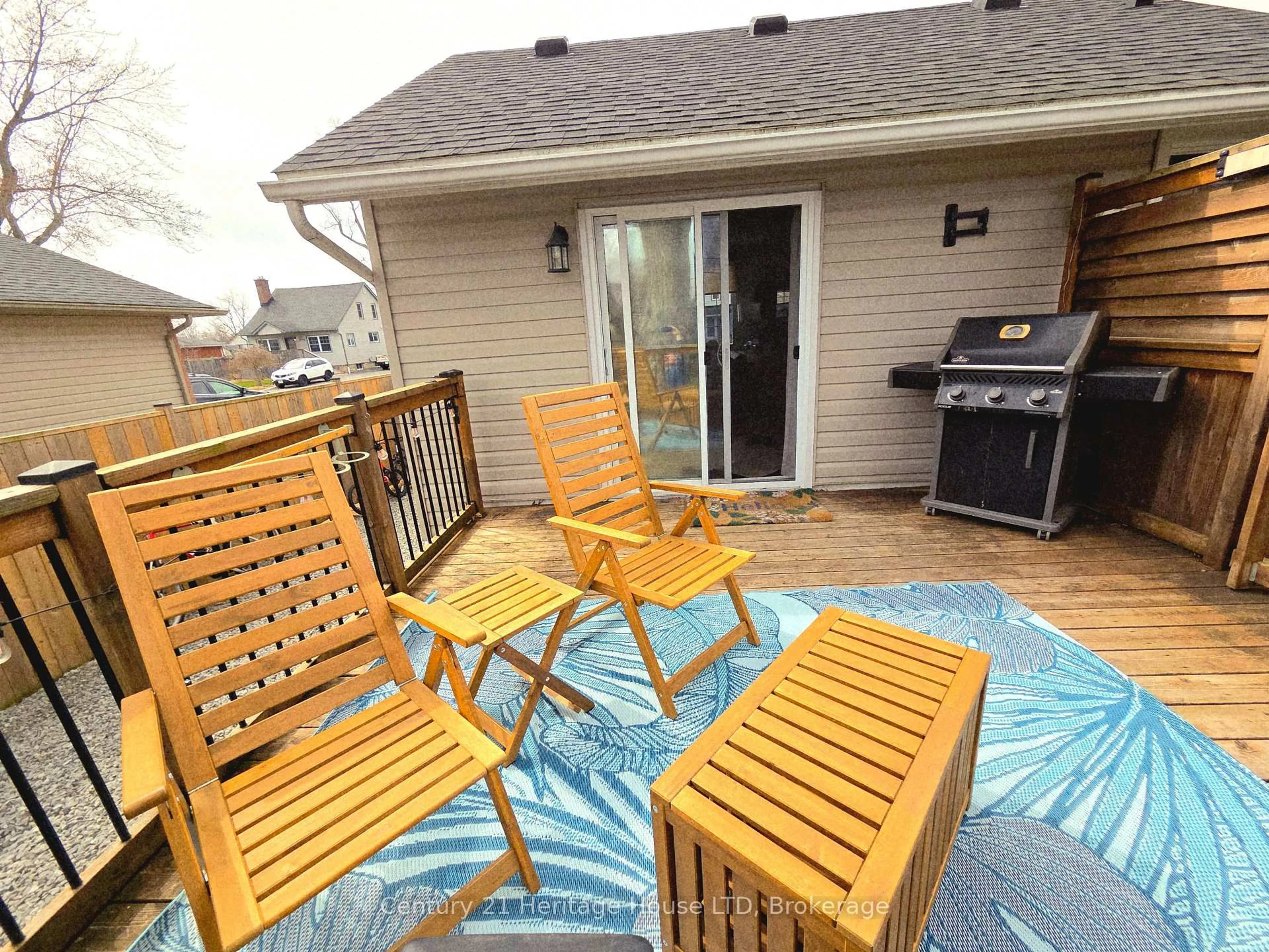 Patio, street for 552 Lakeview Rd, Fort Erie Ontario L2A 4W6