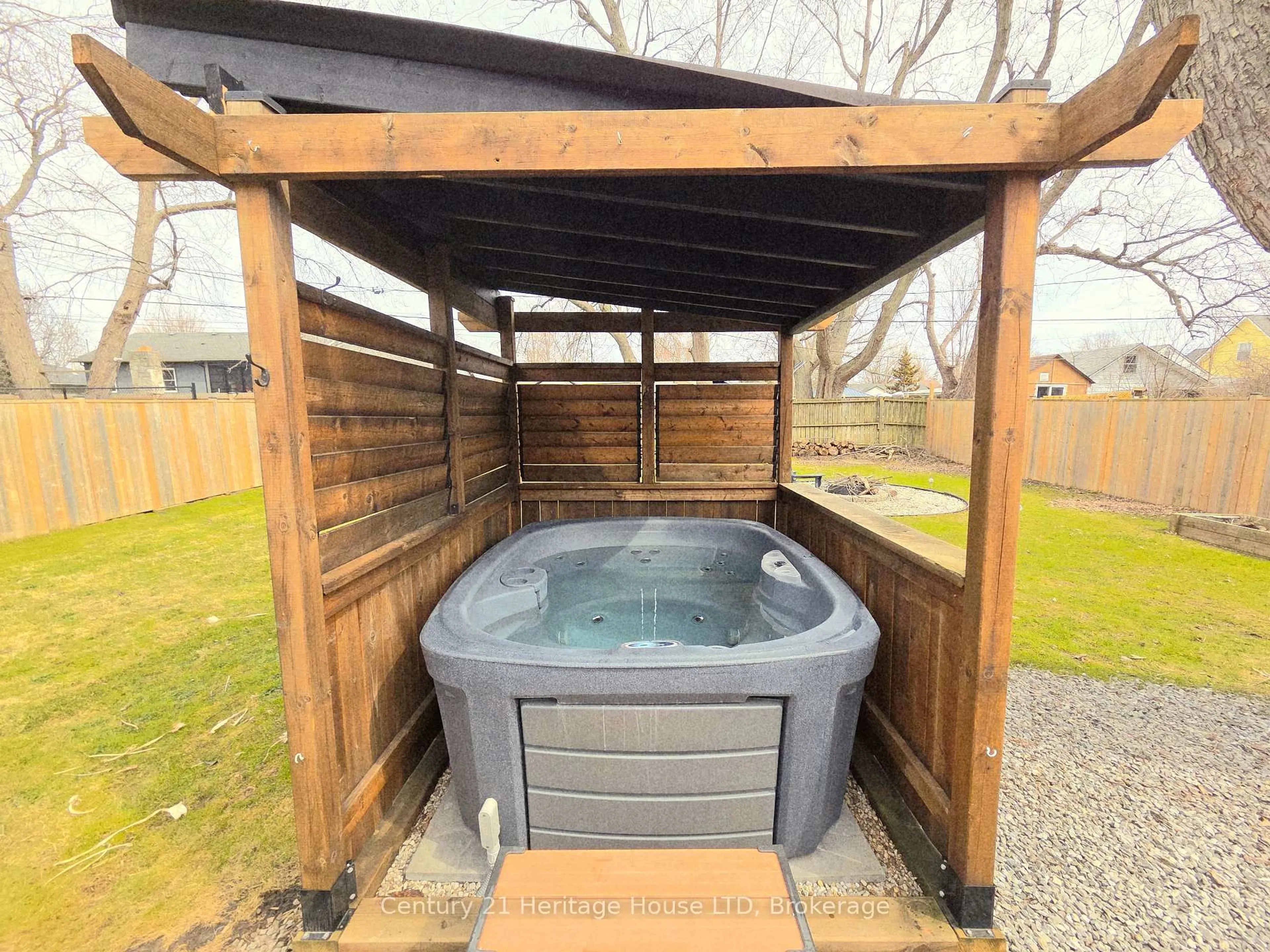 Patio, unknown for 552 Lakeview Rd, Fort Erie Ontario L2A 4W6