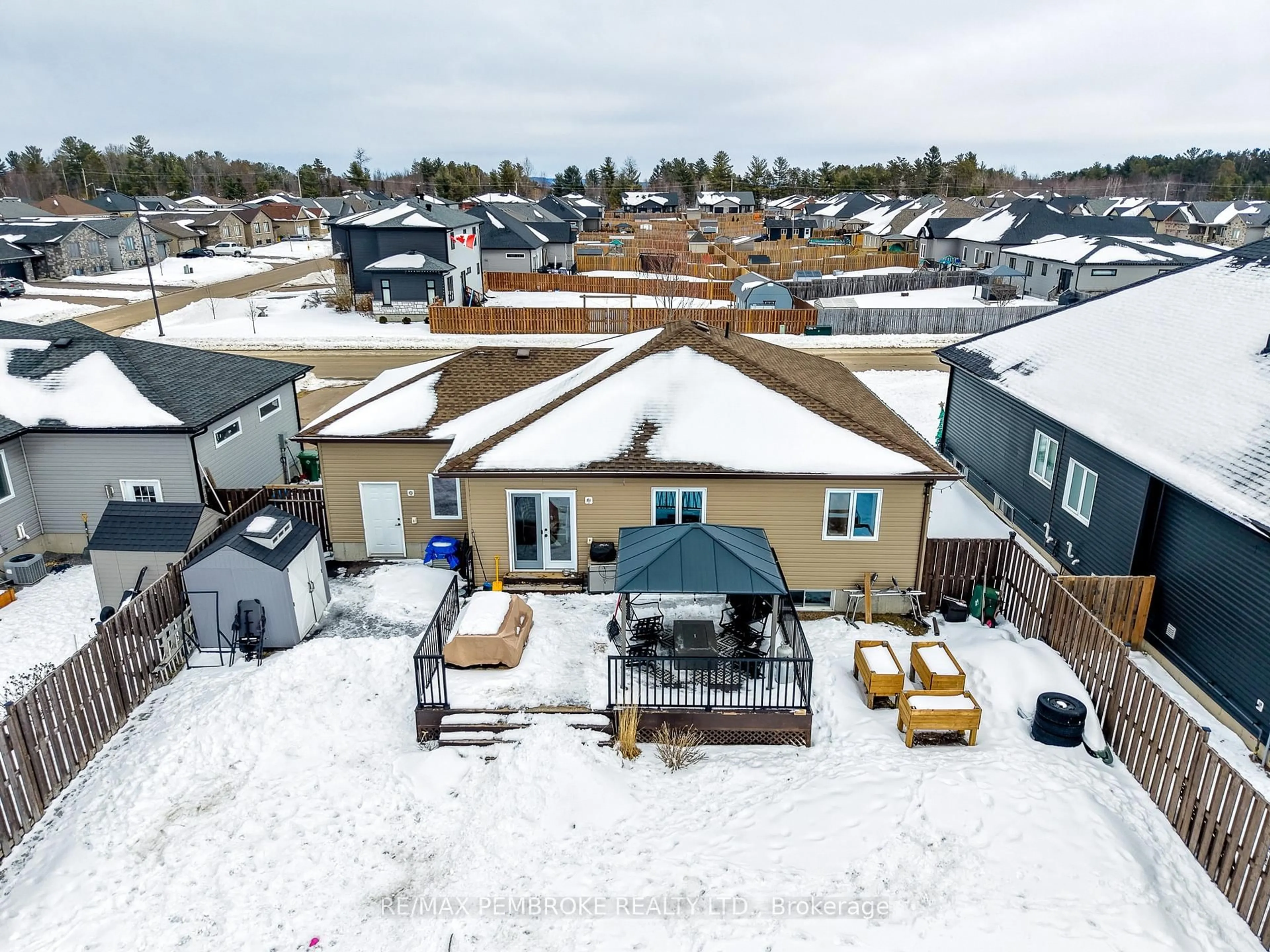 A pic from outside/outdoor area/front of a property/back of a property/a pic from drone, unknown for 32 Marquis Dr, Petawawa Ontario K8H 0E5