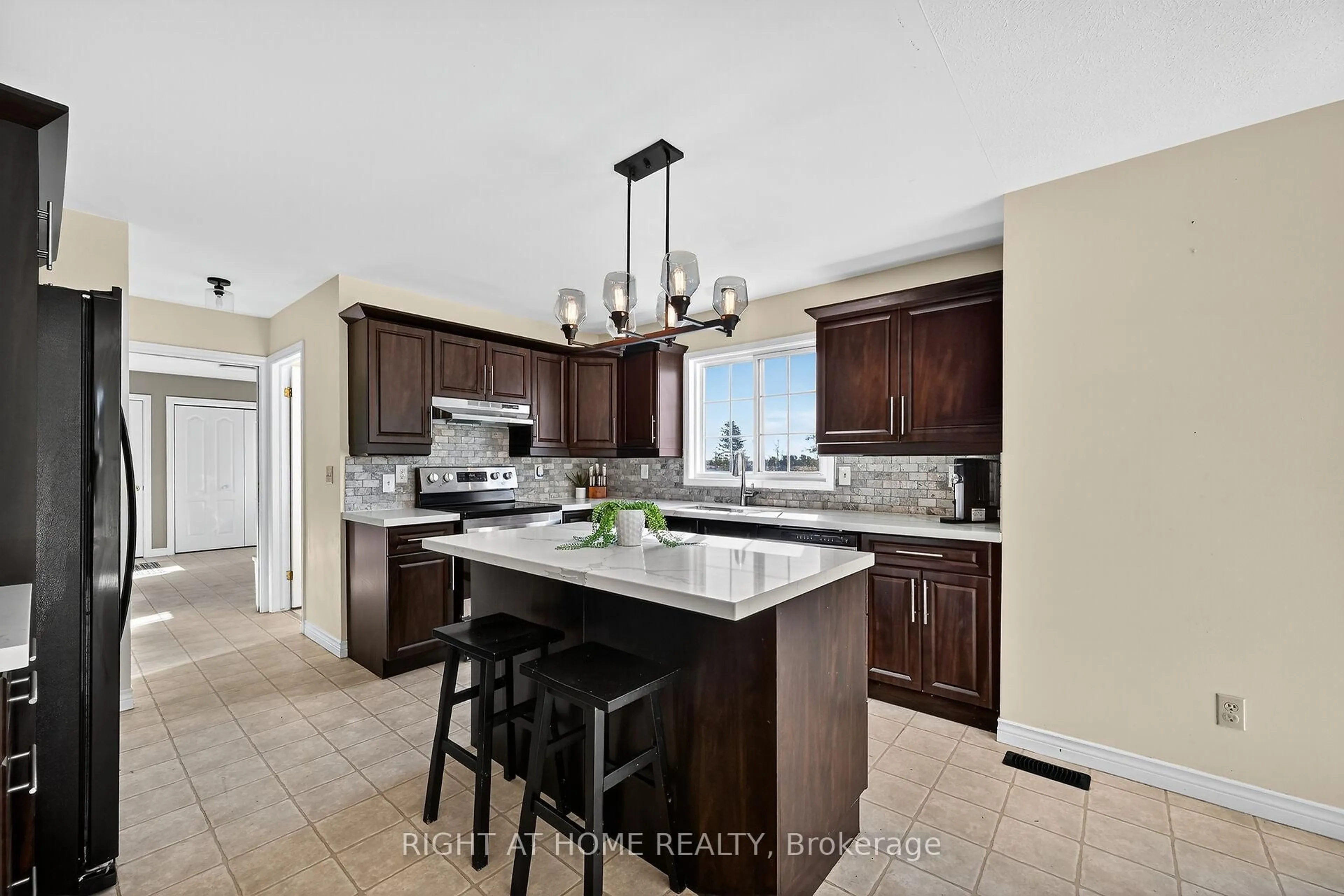 Open concept kitchen, ceramic/tile floor for 8 Talbot Rd, Haldimand Ontario N0A 1C0