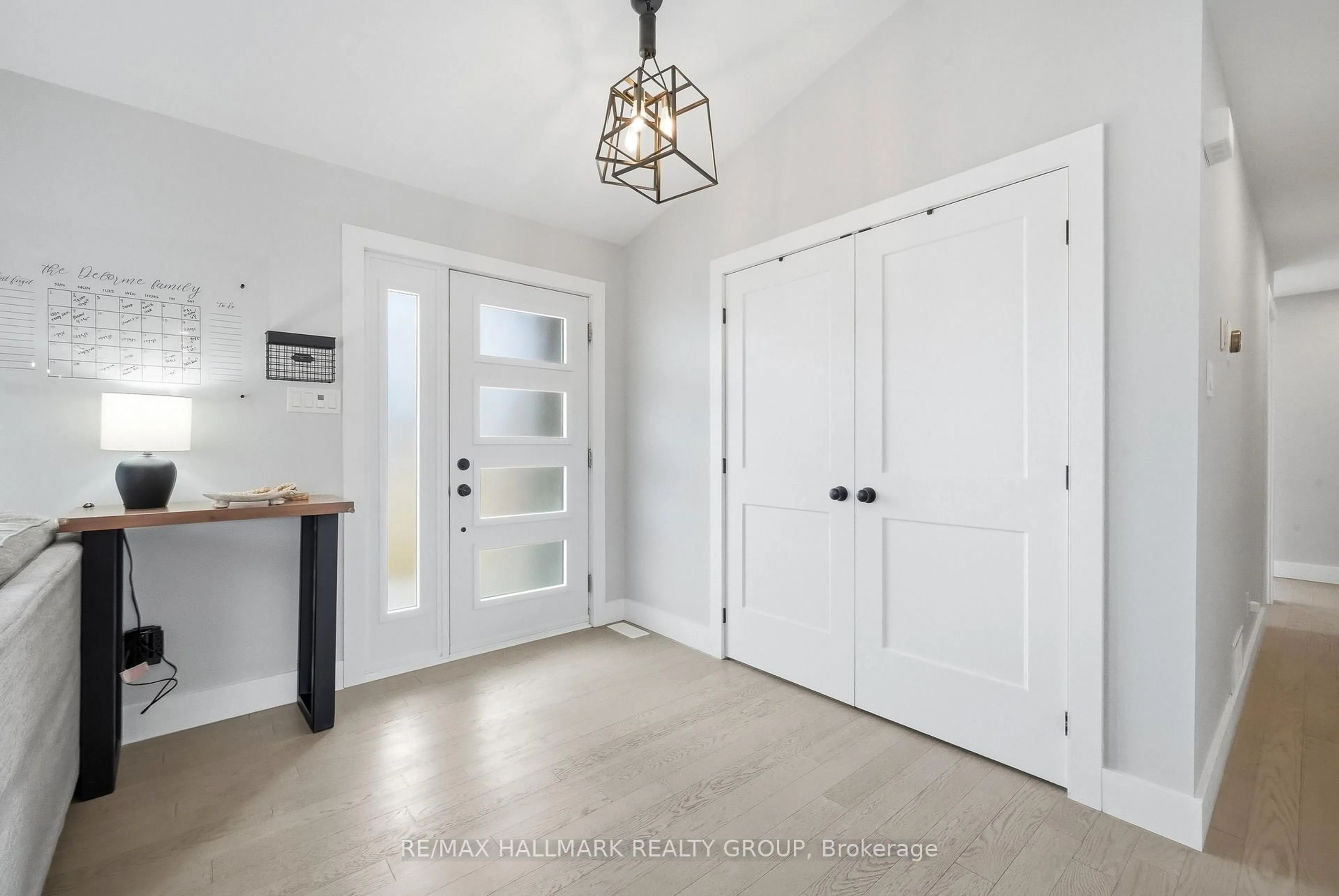 Indoor entryway for 242 Etienne St, Clarence-Rockland Ontario K0A 1E0