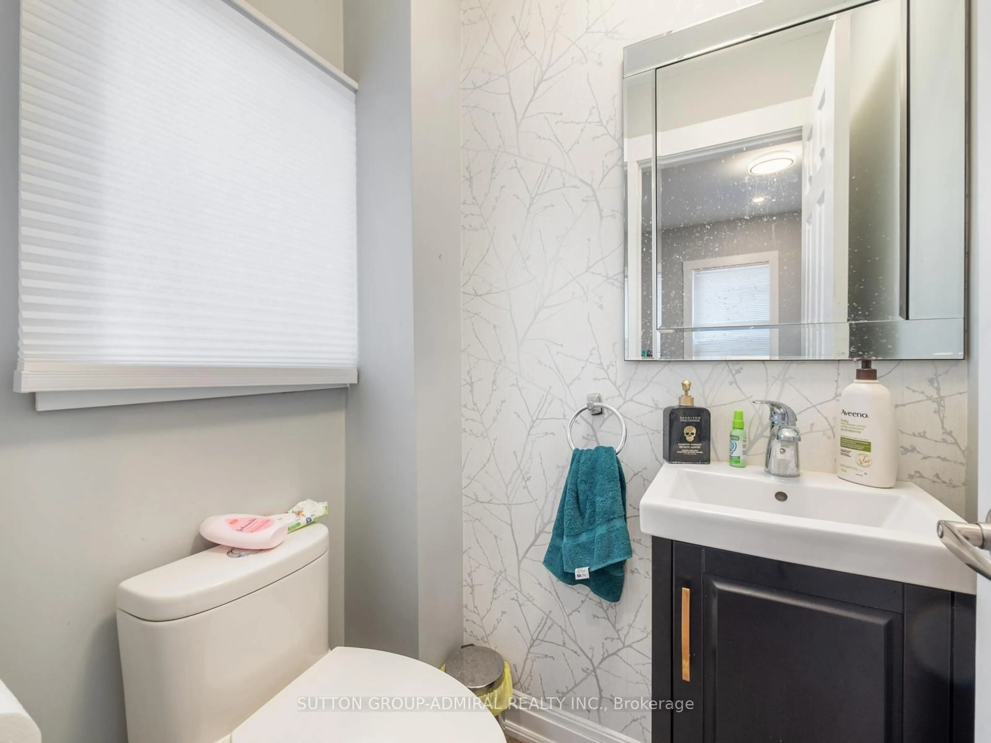 Standard bathroom, ceramic/tile floor for 76 Grey St, Brantford Ontario N3T 2T5