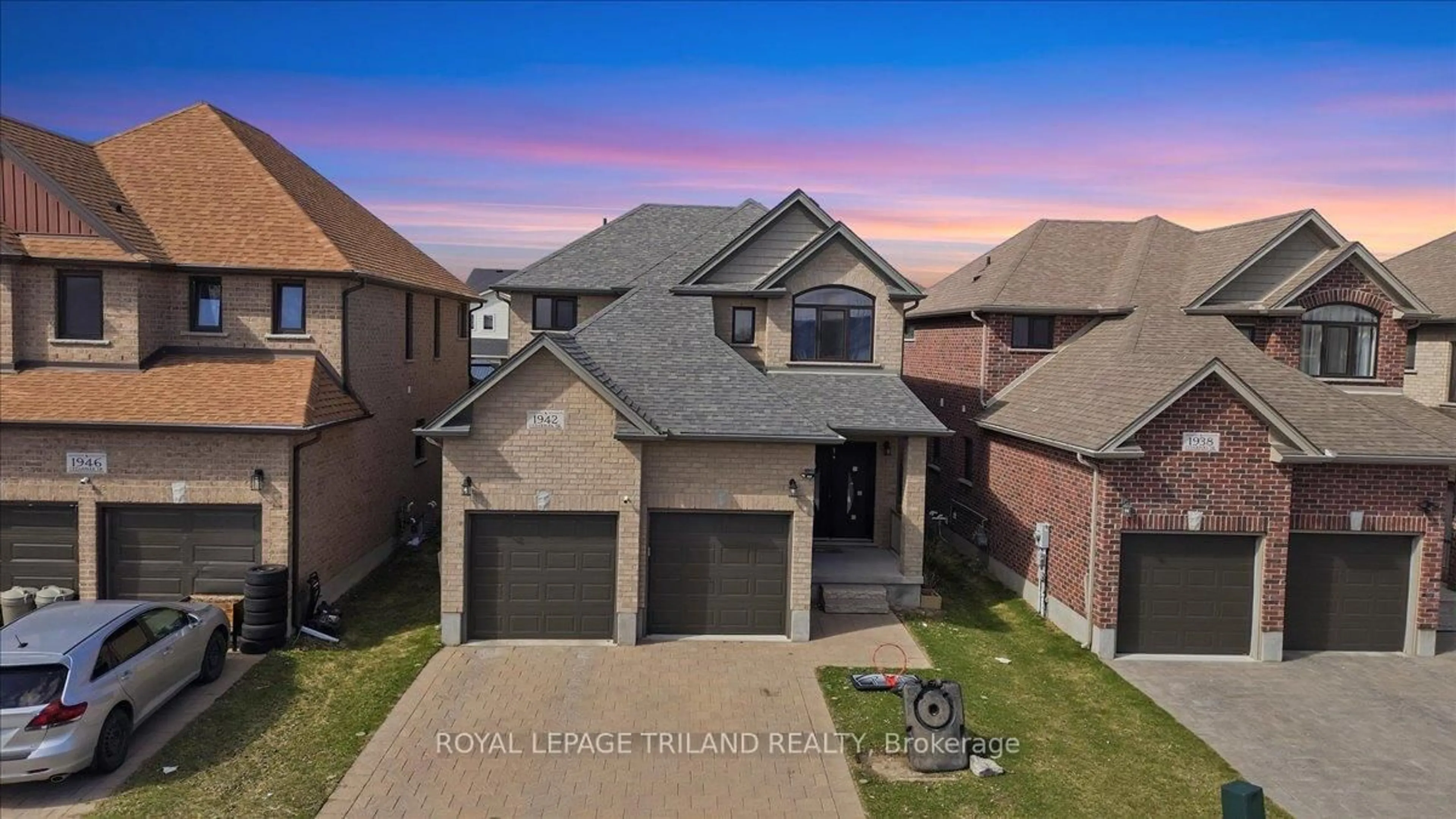 A pic from outside/outdoor area/front of a property/back of a property/a pic from drone, street for 1942 Cedarpark Dr, London North Ontario N5X 0J1