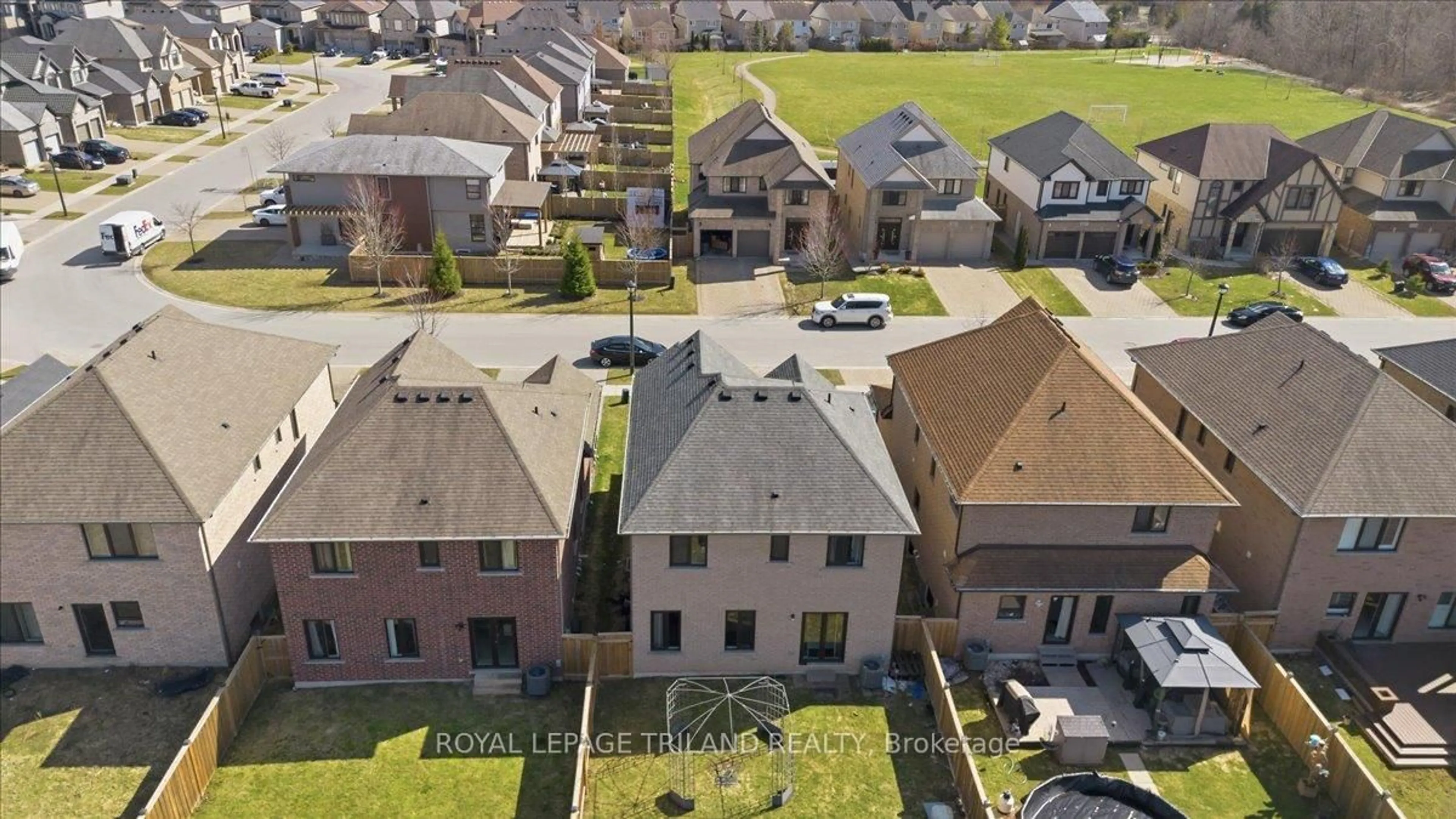 A pic from outside/outdoor area/front of a property/back of a property/a pic from drone, street for 1942 Cedarpark Dr, London North Ontario N5X 0J1