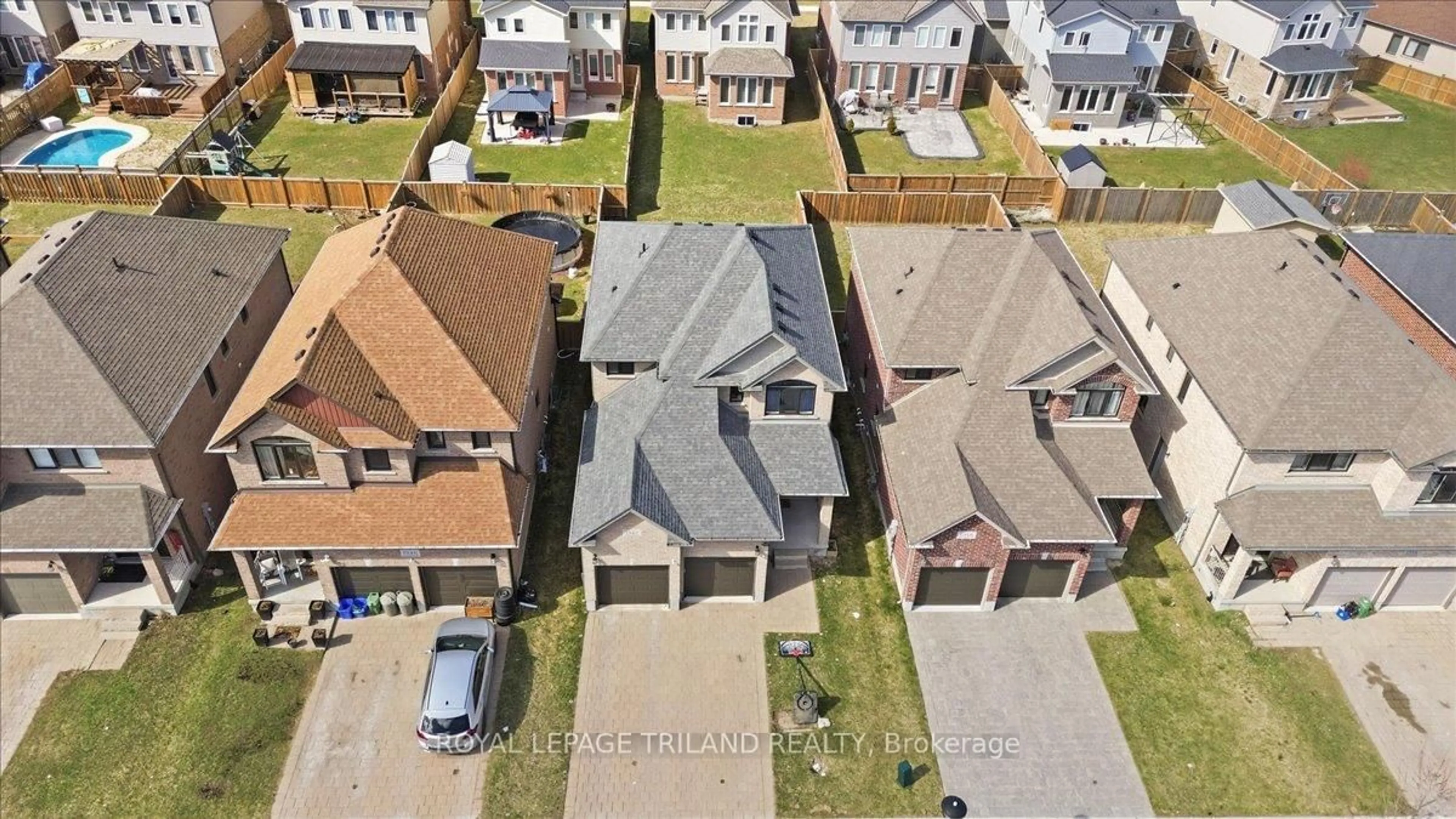 A pic from outside/outdoor area/front of a property/back of a property/a pic from drone, street for 1942 Cedarpark Dr, London North Ontario N5X 0J1
