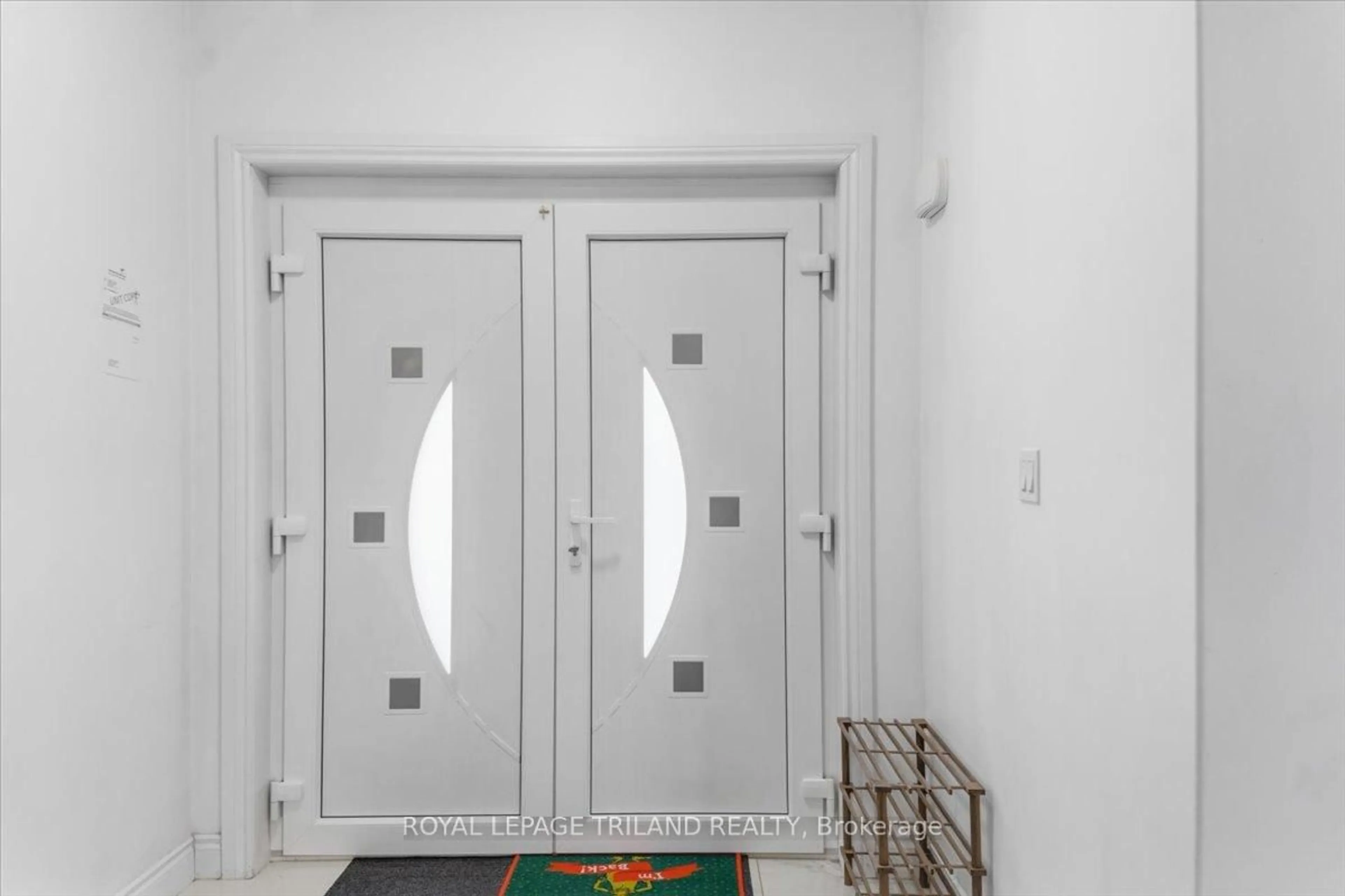 Indoor foyer for 1942 Cedarpark Dr, London North Ontario N5X 0J1