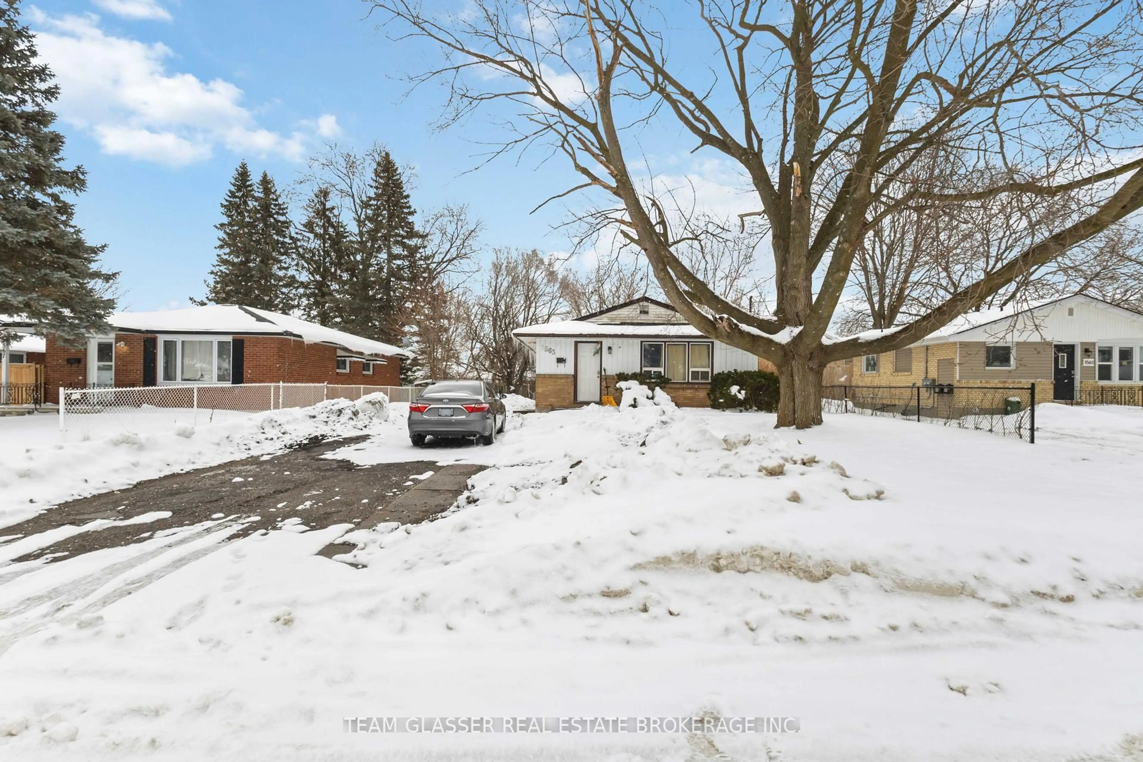 A pic from outside/outdoor area/front of a property/back of a property/a pic from drone, street for 1563 Dale St, London East Ontario N5V 1Y1