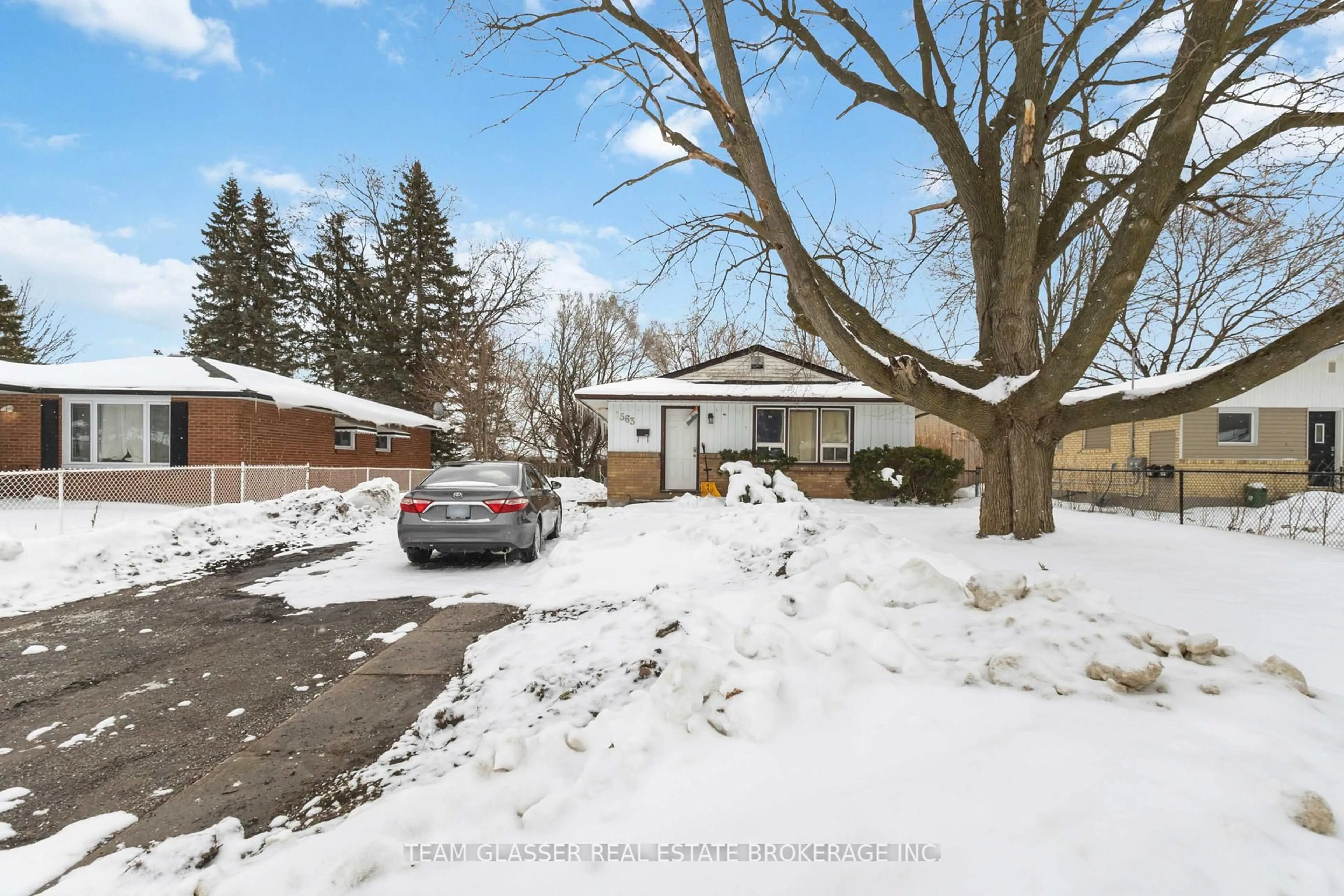 A pic from outside/outdoor area/front of a property/back of a property/a pic from drone, street for 1563 Dale St, London East Ontario N5V 1Y1