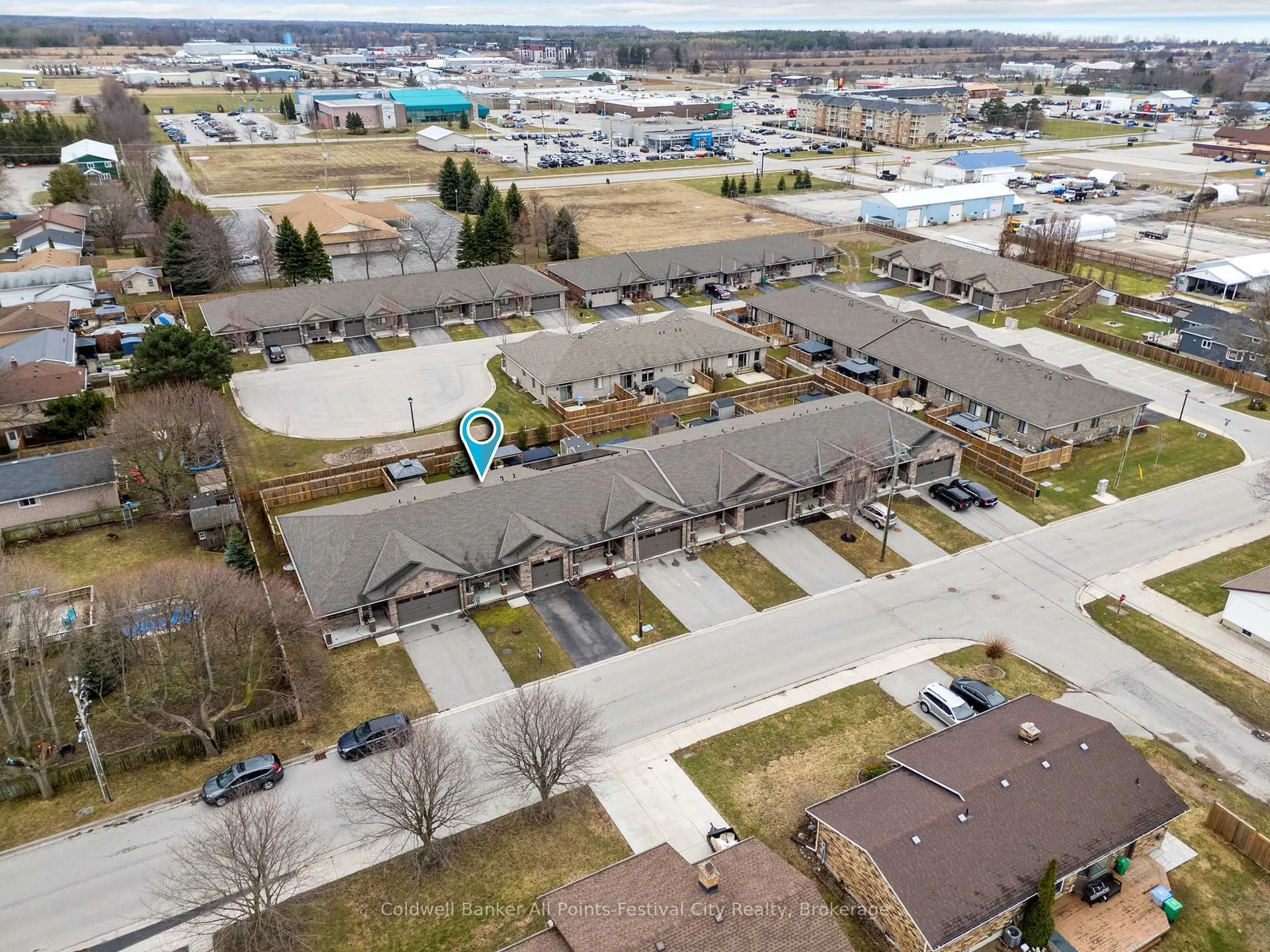 A pic from outside/outdoor area/front of a property/back of a property/a pic from drone, unknown for 206 Bennett St, Goderich Ontario N7A 4H5