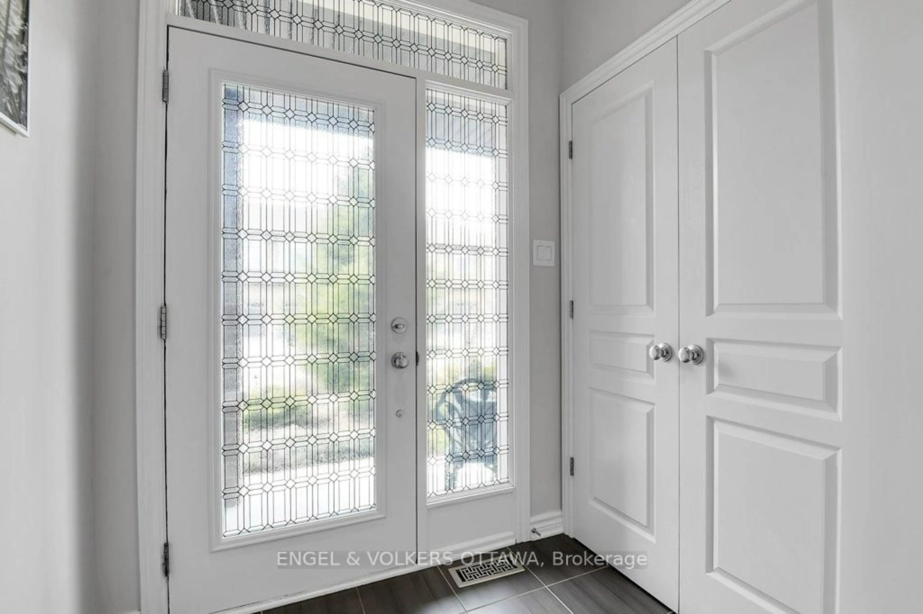 Indoor entryway for 618 Guernsey Pl, Ottawa Ontario K4M 0E2