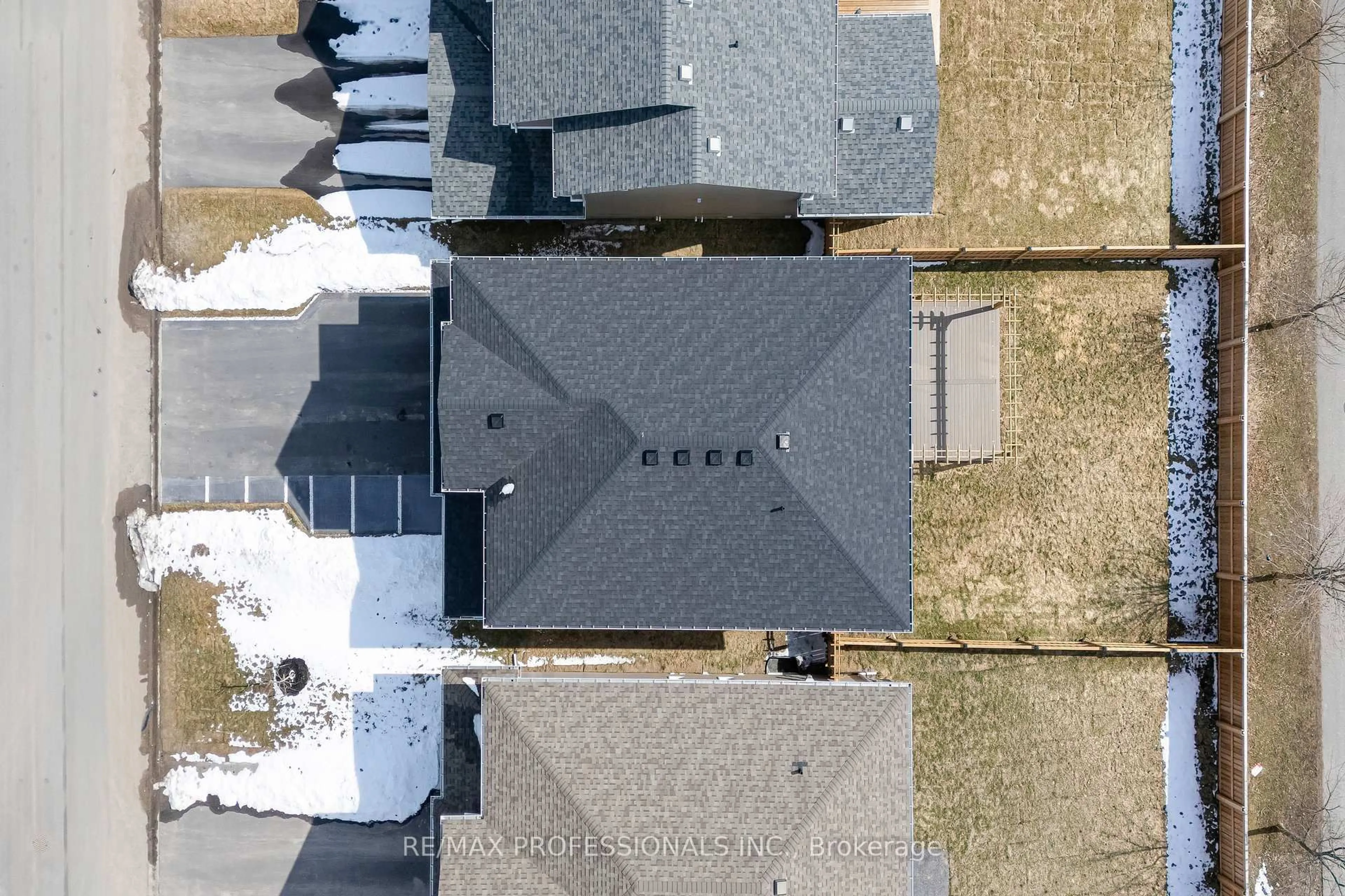 A pic from outside/outdoor area/front of a property/back of a property/a pic from drone, street for 1395 Monarch Dr, Kingston Ontario K7P 0S1