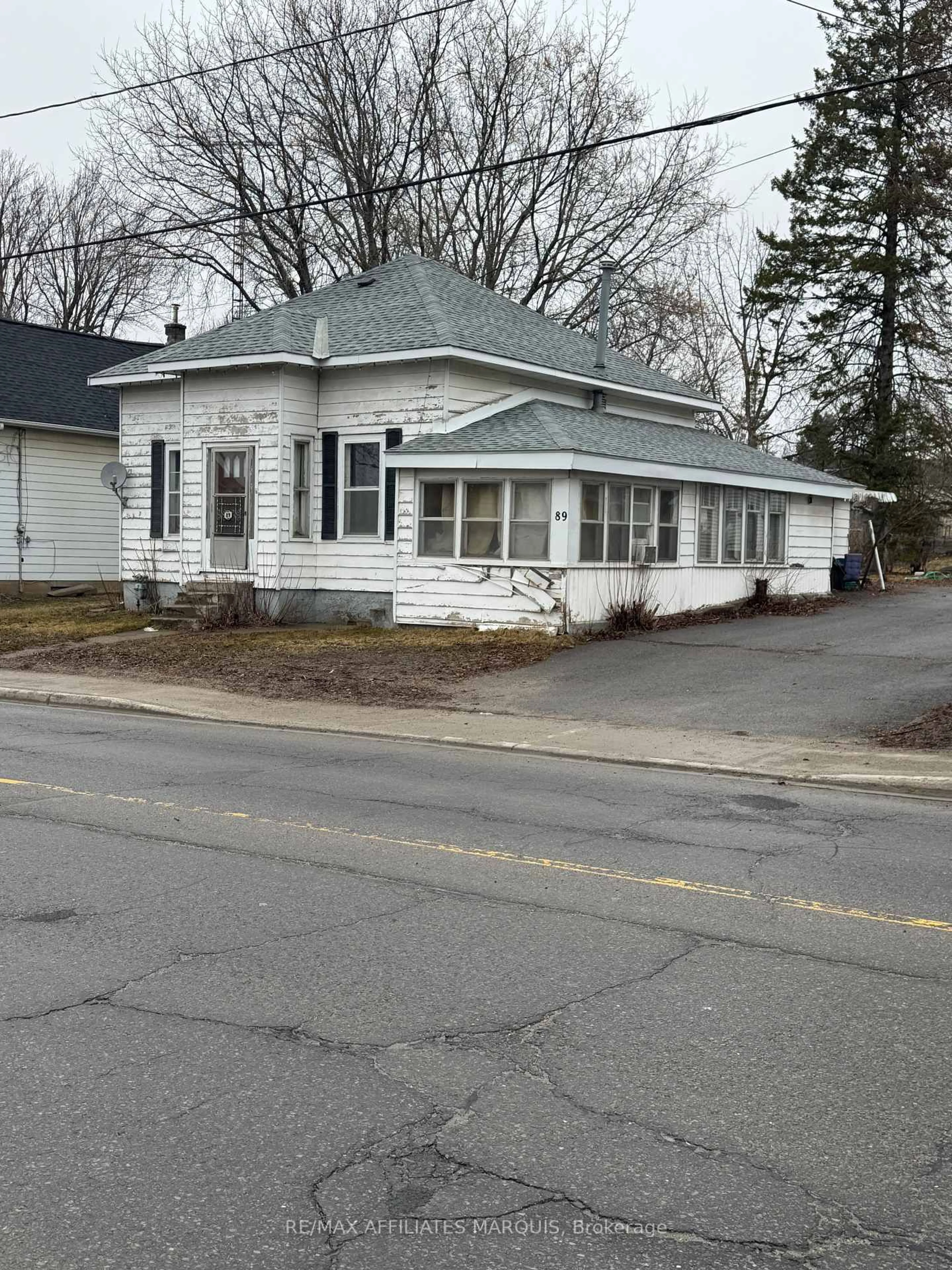 Unknown for 89 Queen St, Smiths Falls Ontario K7A 3N5
