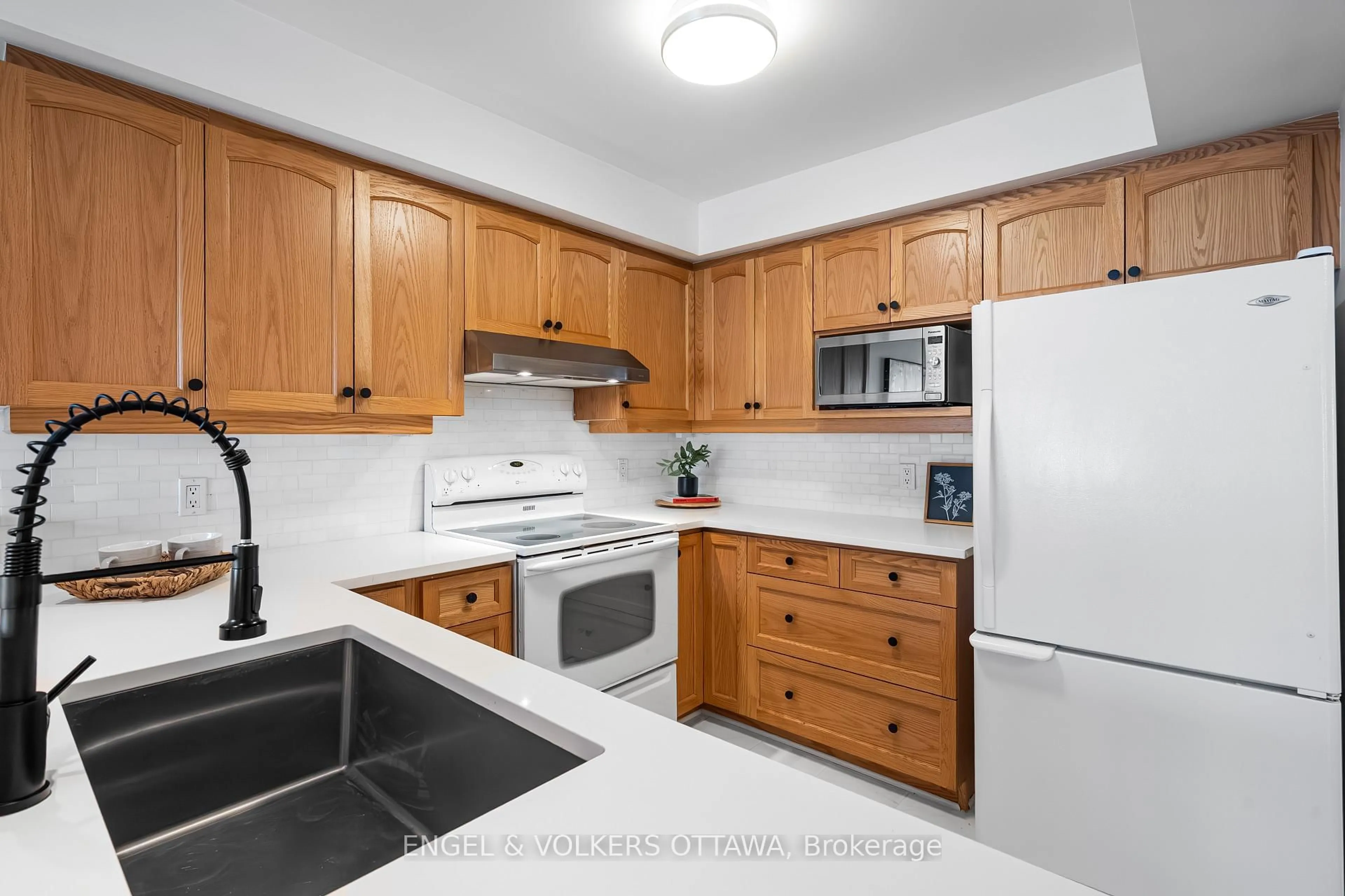 Standard kitchen, unknown for 293 Silbrass Private, Ottawa Ontario K2J 5M6