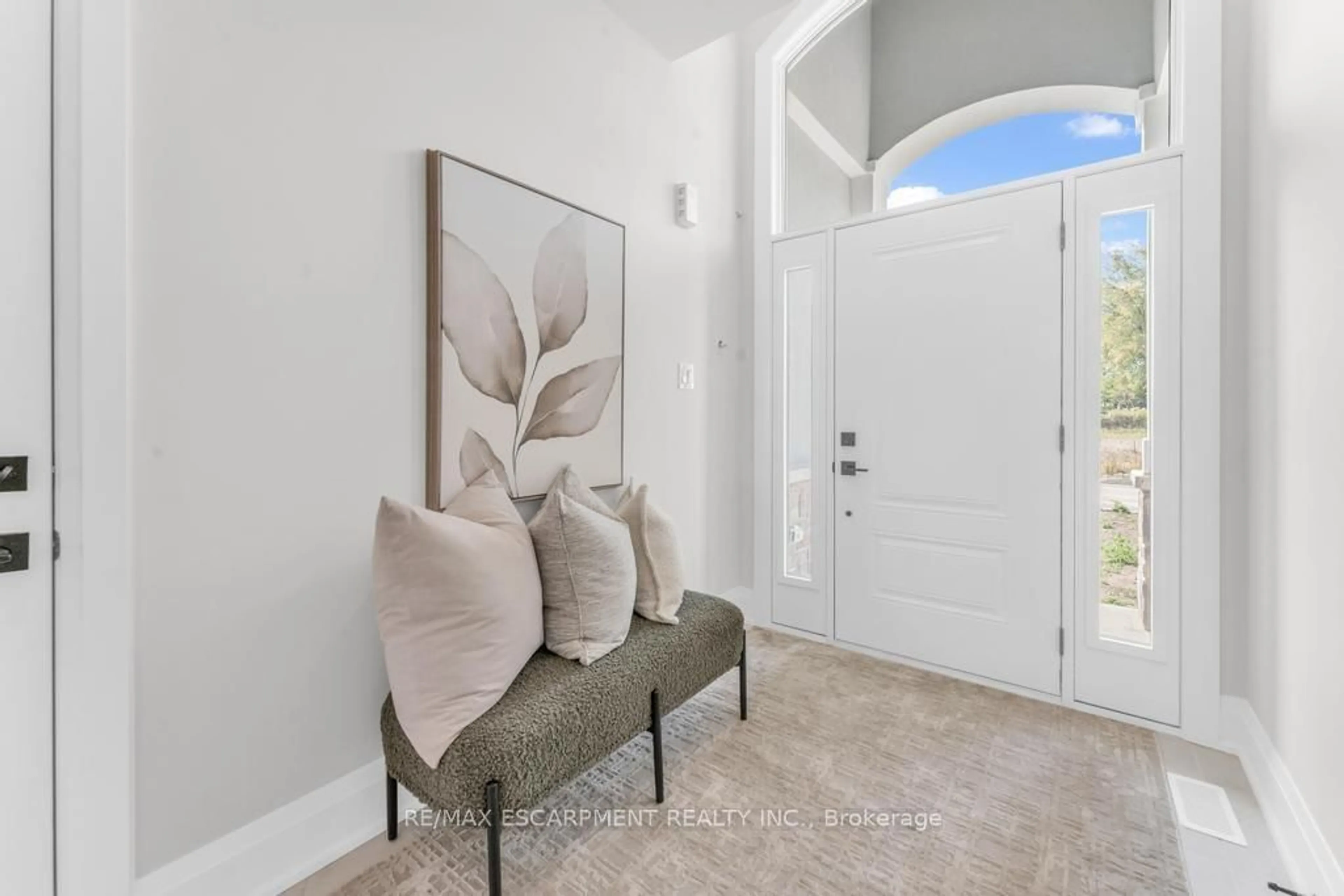 Indoor entryway for 198 Kellogg Ave, Hamilton Ontario L0R 1W0