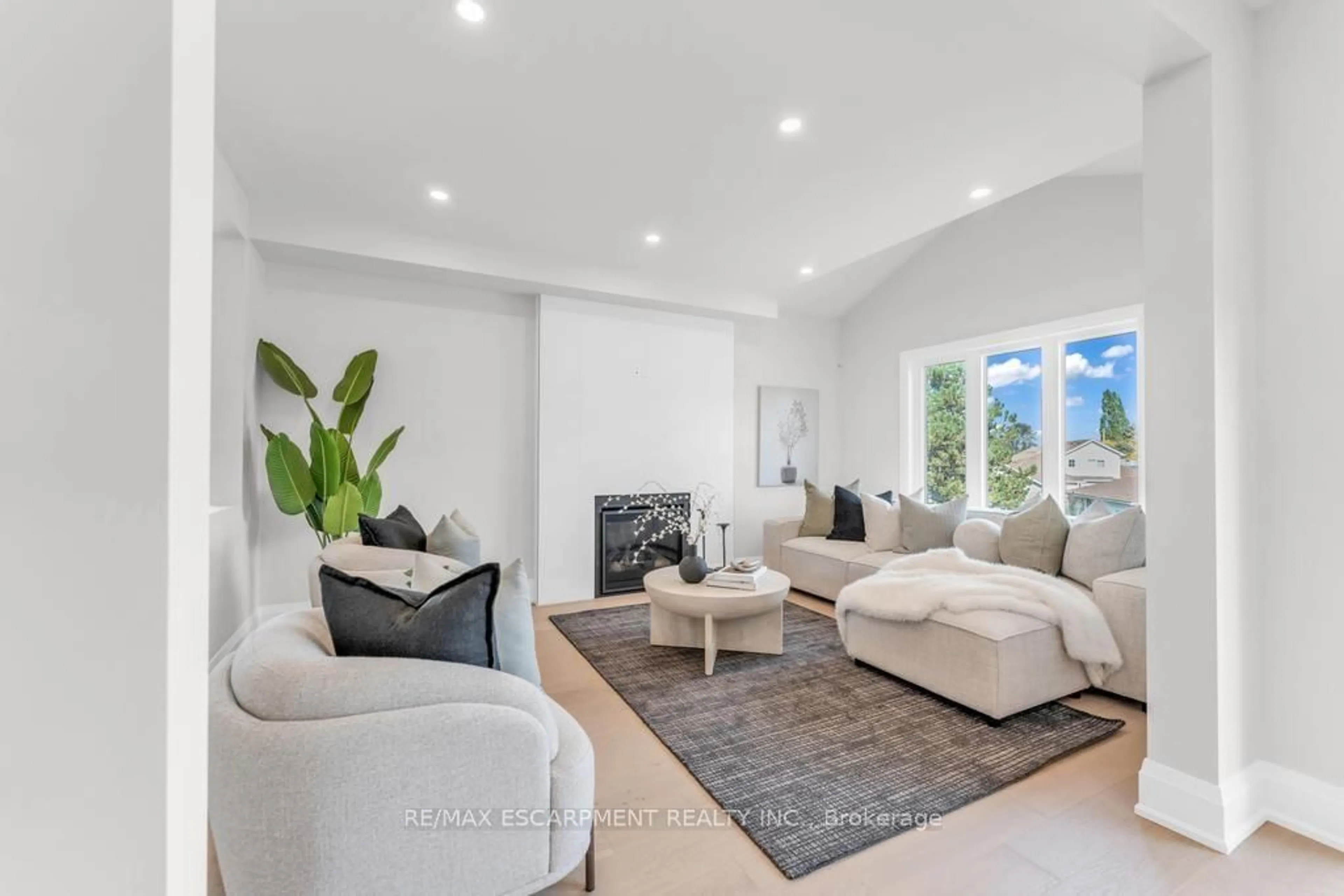 Living room with furniture, unknown for 198 Kellogg Ave, Hamilton Ontario L0R 1W0