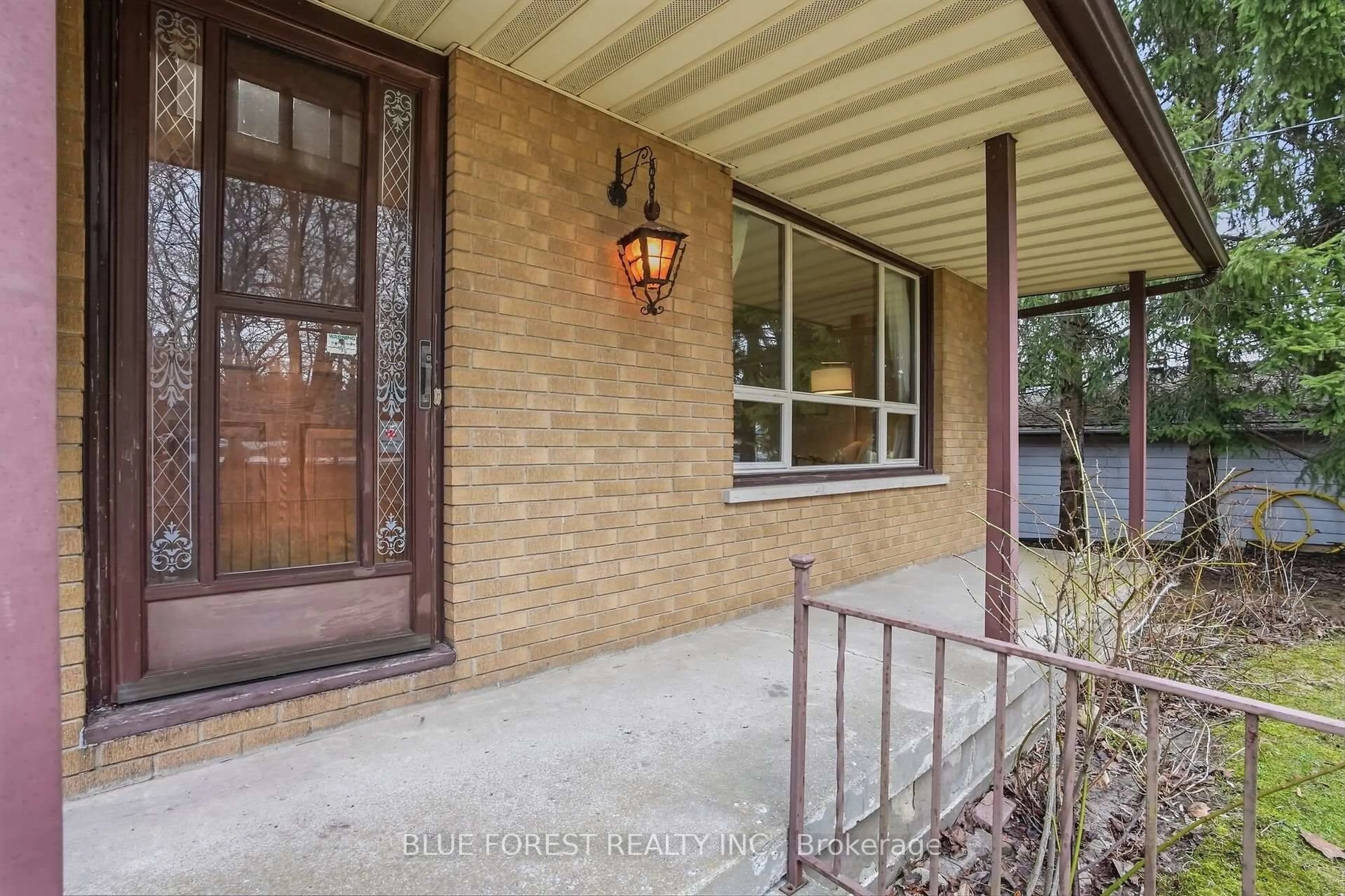 Indoor entryway for 1668 Hamilton Rd, London East Ontario N6M 1G4
