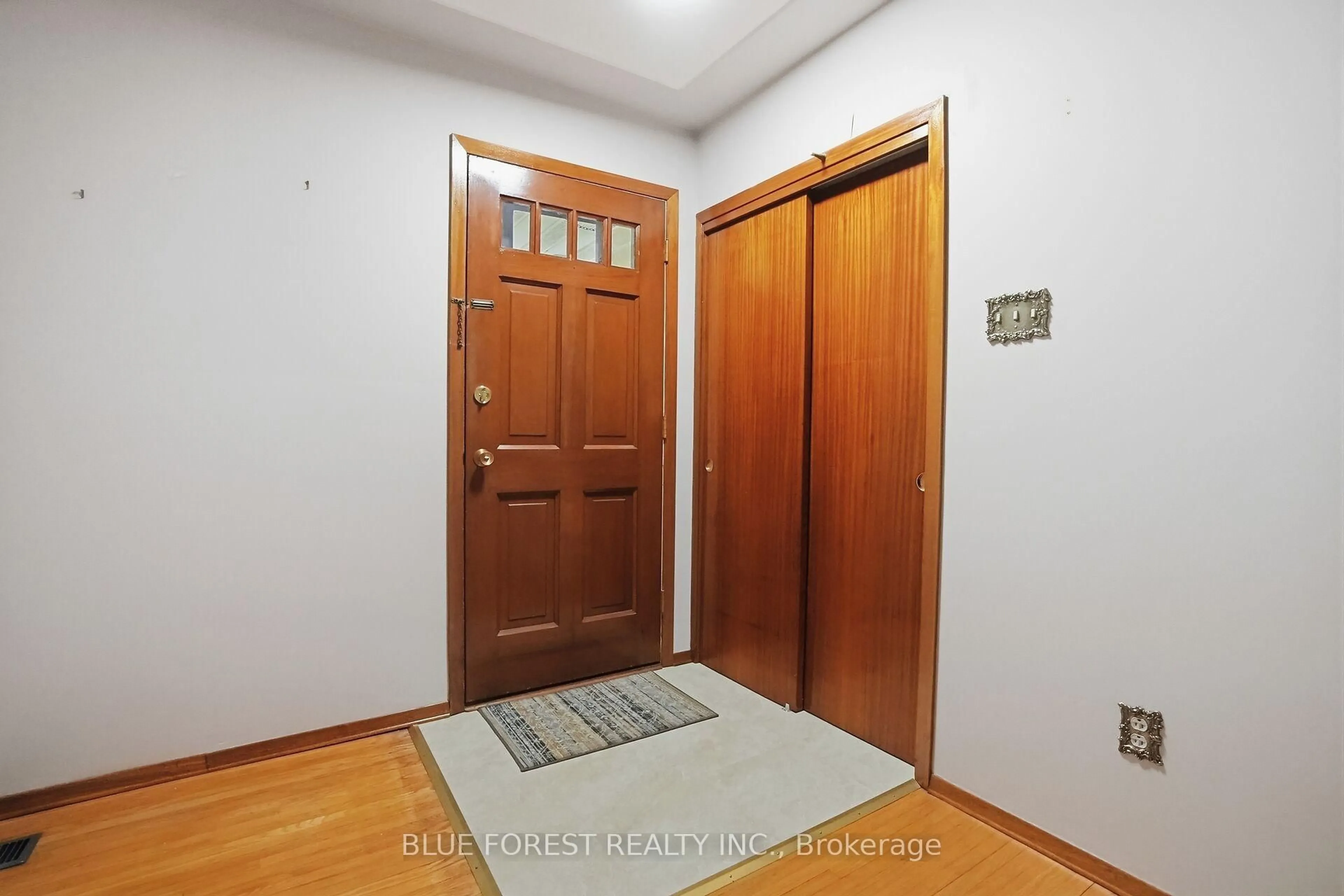 Indoor entryway for 1668 Hamilton Rd, London East Ontario N6M 1G4