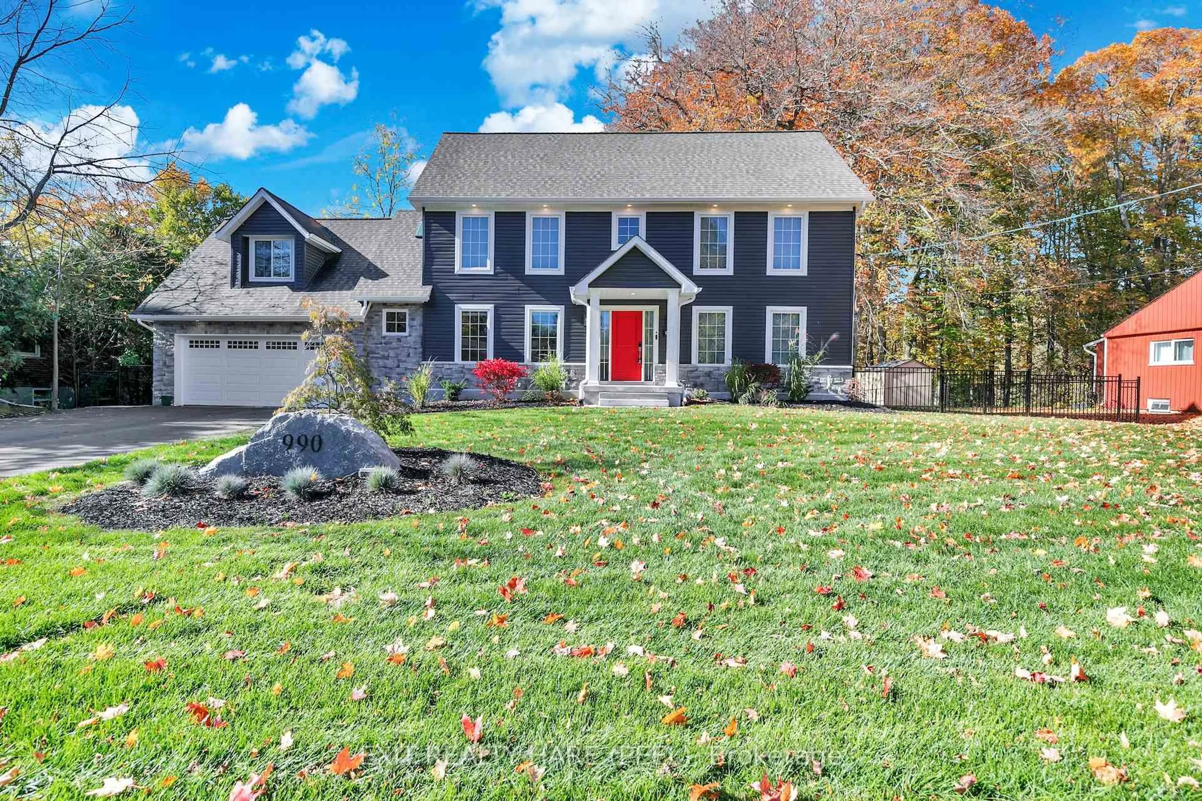 Home with vinyl exterior material, street for 990 Haist St, Pelham Ontario L0S 1E4